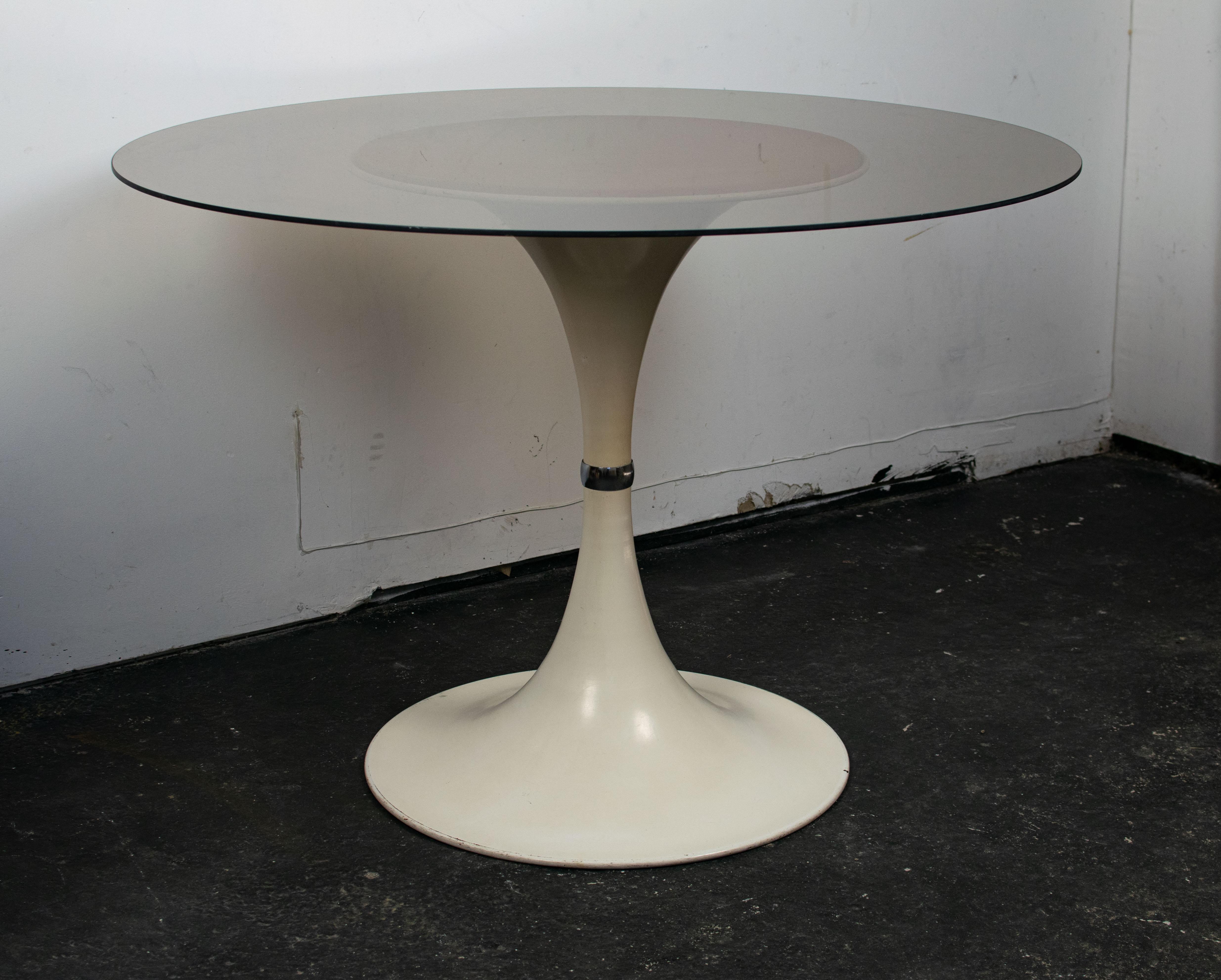 Table tulipe attribuée au designer italien Gastone Rinaldi, éditée dans les années 70. 
Cette table tulipe est réalisée en aluminium. Son pied caractéristique se reconnaît à cet anneau situé au milieu du pied. Ici, le pied a probablement été