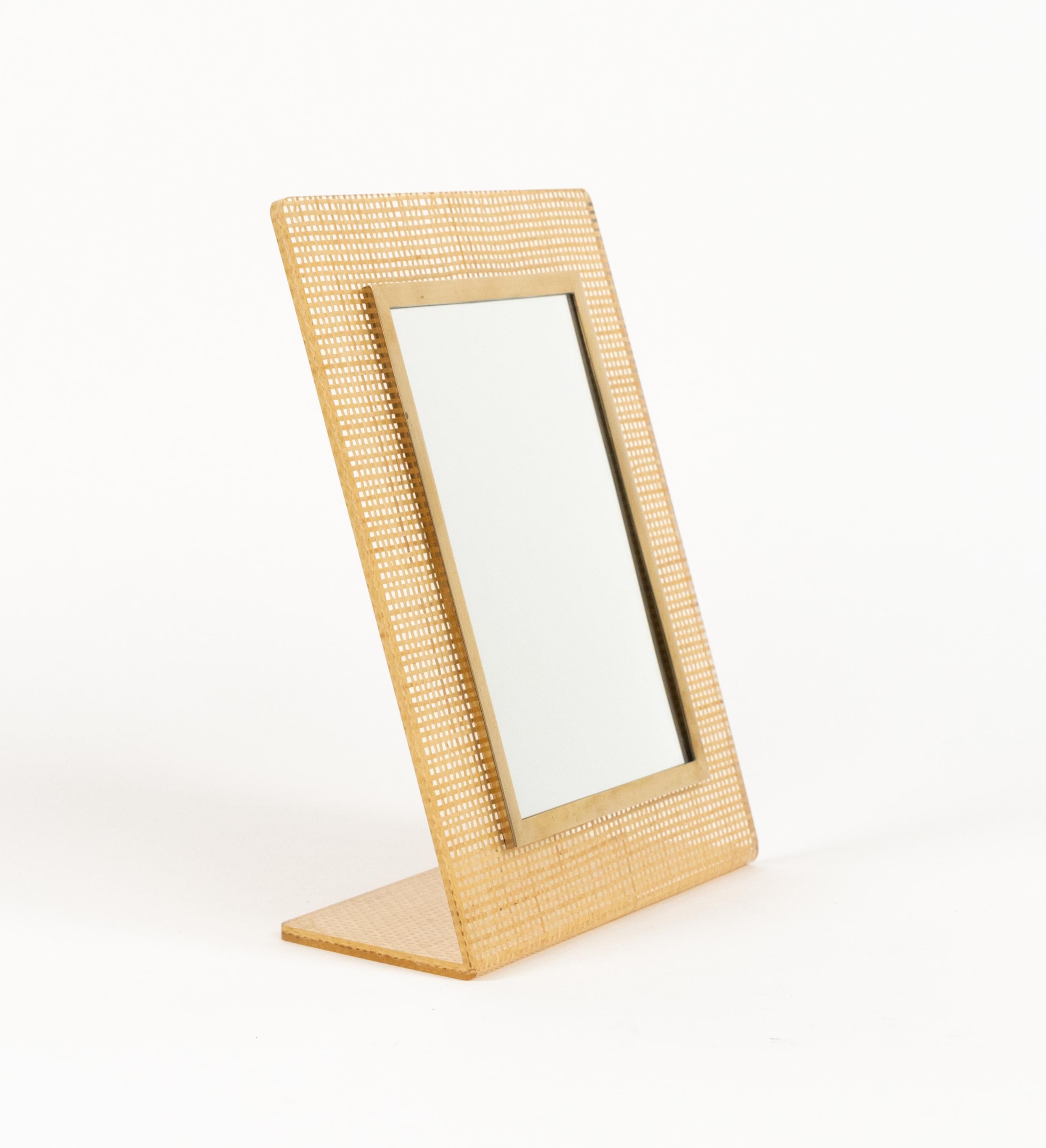 Midcentury stunning vanity or table mirror in lucite, wicker and brass in the style of Christian Dior Home.

Made in Italy in the 1970s.