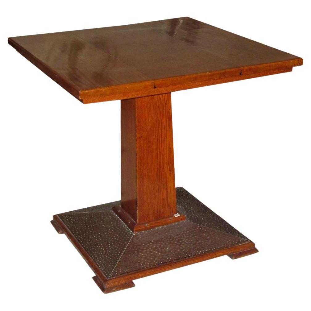 Tisch der Wiener Sezession, 1900, Holz und gehämmerte Bronze im Angebot