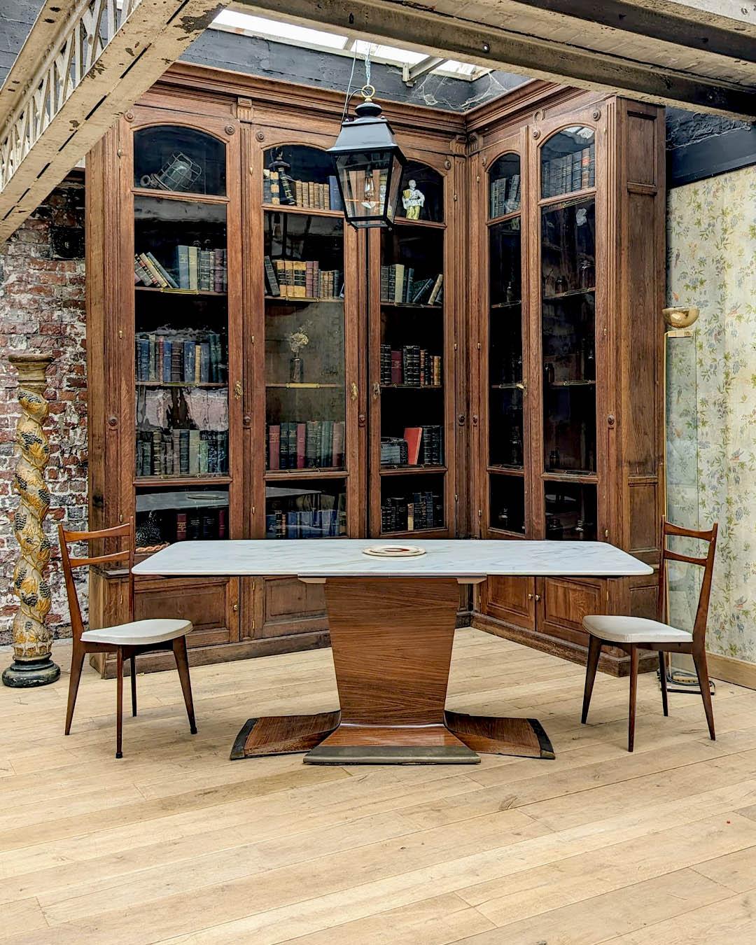 Add a touch of Italian elegance and vintage design to your home with this 1950s Vittorio Dassi table. This table combines clean lines and luxurious materials, perfect for creating a sophisticated, retro feel in any room.
Details: Laminated wood,