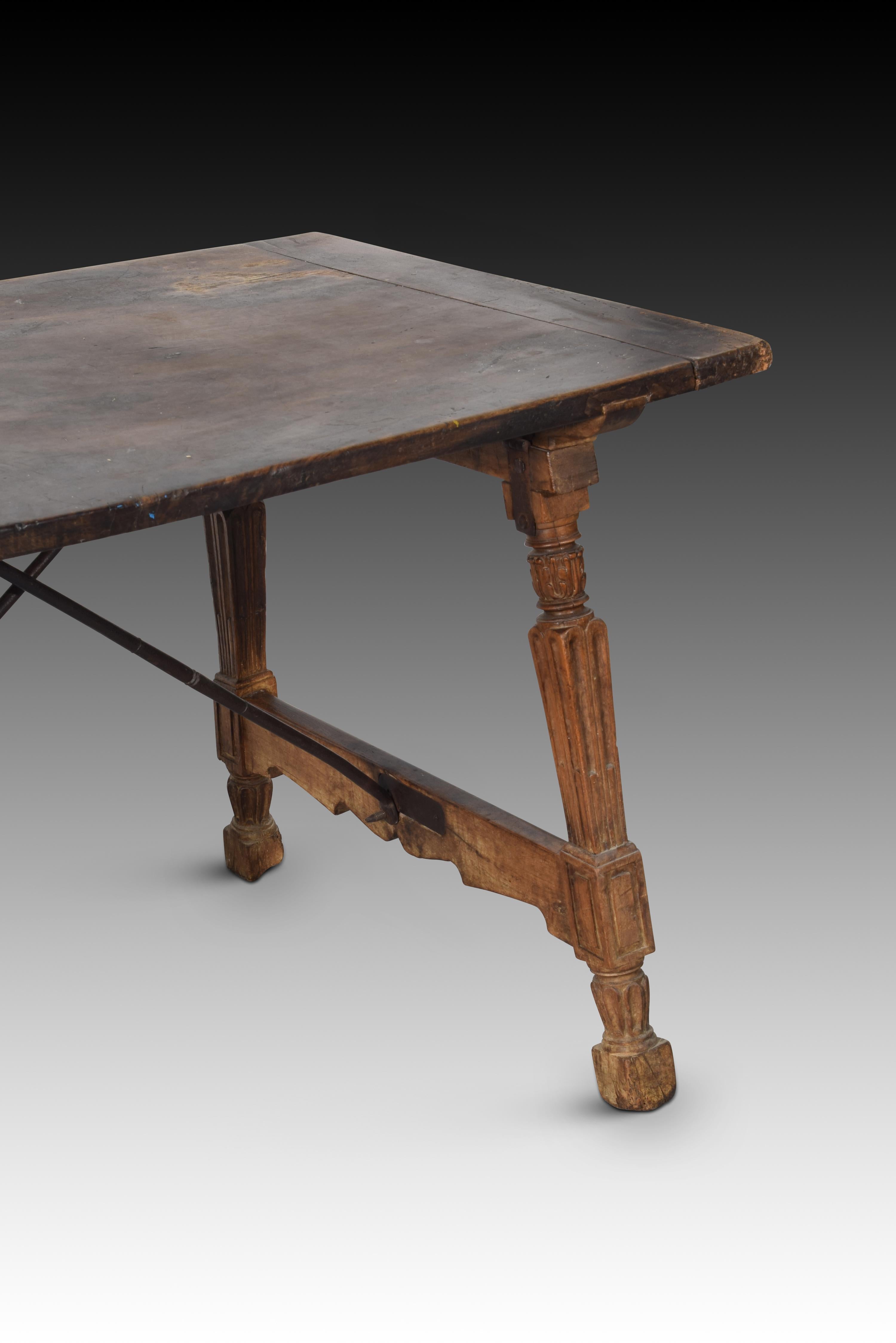 Table, Walnut, Iron, Spain, 16th Century In Distressed Condition In Madrid, ES