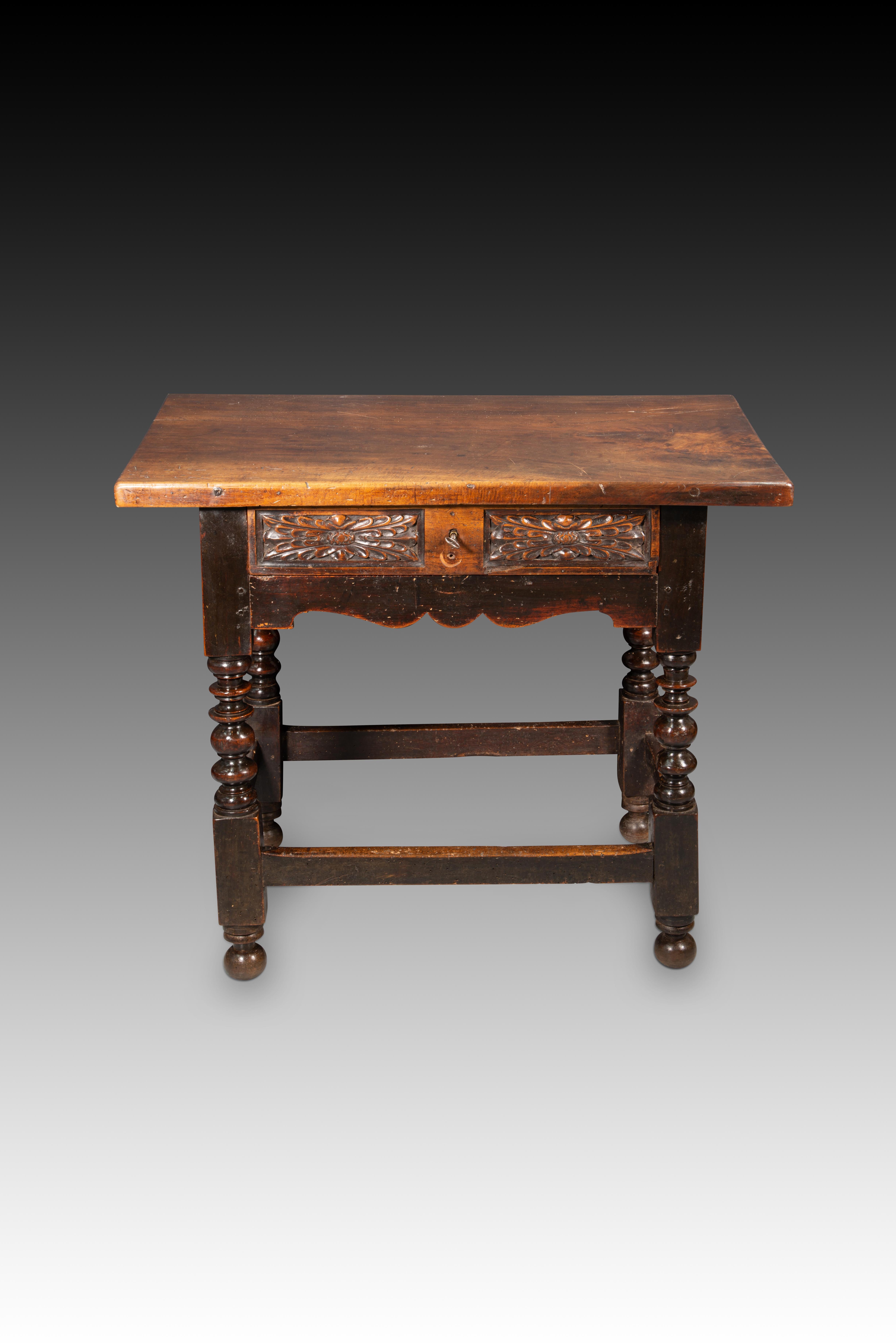 Tableau. Bois de noyer, fer. École espagnole de Guadalajara, 17e siècle.
 Table avec un plateau rectangulaire et lisse, quatre sphères sous les quatre pieds (ceux-ci étant reliés par des chambranles partant de cubes rectangulaires et sculptés