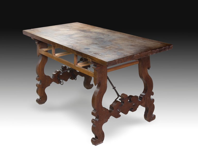 Table Walnut, Wrought Iron, León Spain, 17th Century In Fair Condition For Sale In Madrid, ES
