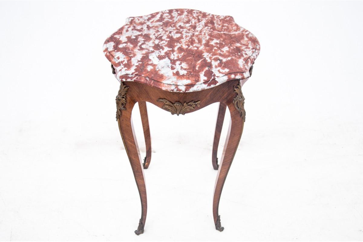 Table avec plateau en marbre, France, vers 1880.

Bois : noyer

dimensions : hauteur 75 cm diamètre 48 cm