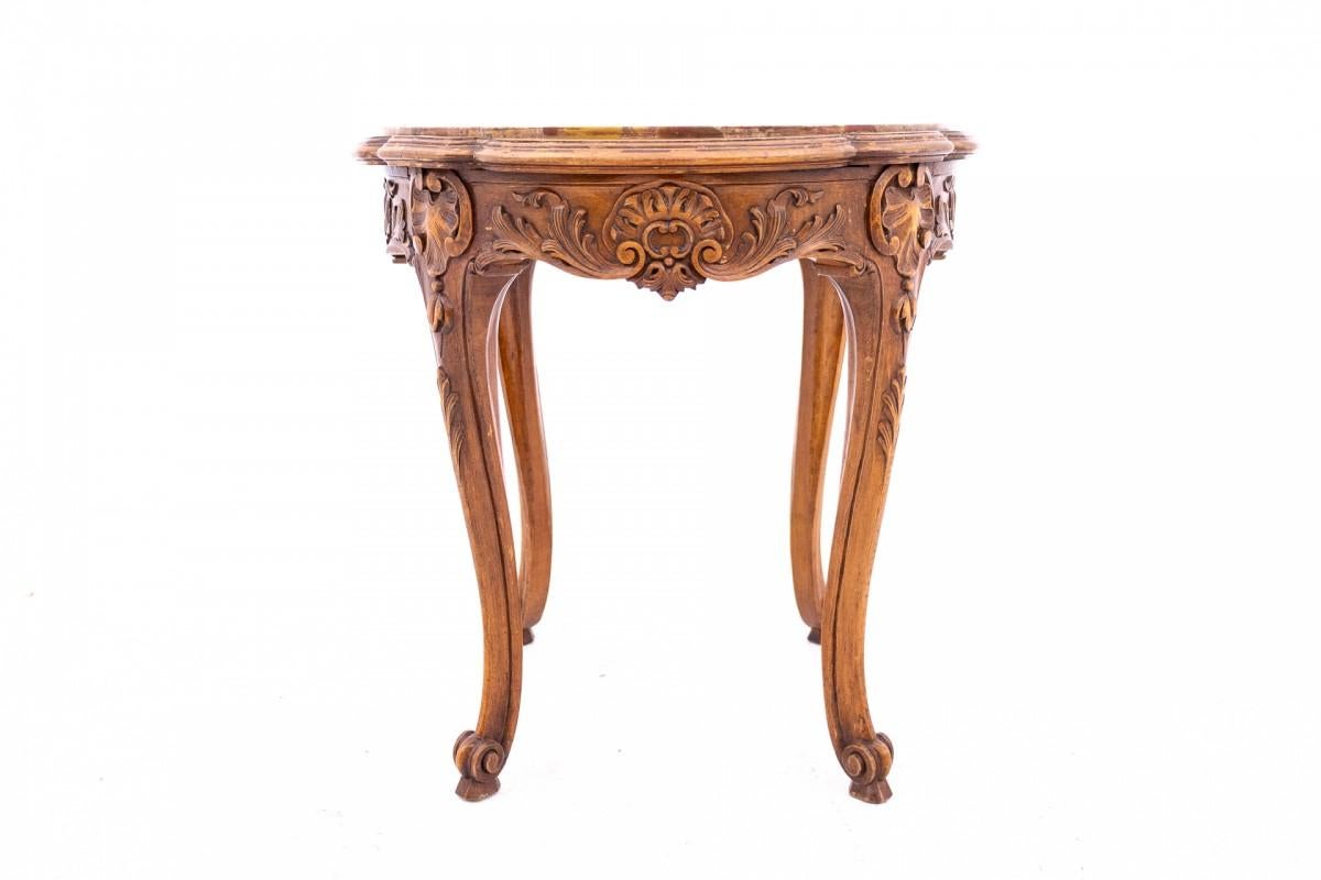 Table with a marble top, France, circa 1870.

Very good condition.

Wood: walnut

dimensions height 52 cm / diameter 51 cm