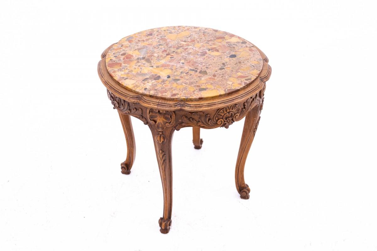 Louis XV Table with a marble top, France, circa 1870. For Sale