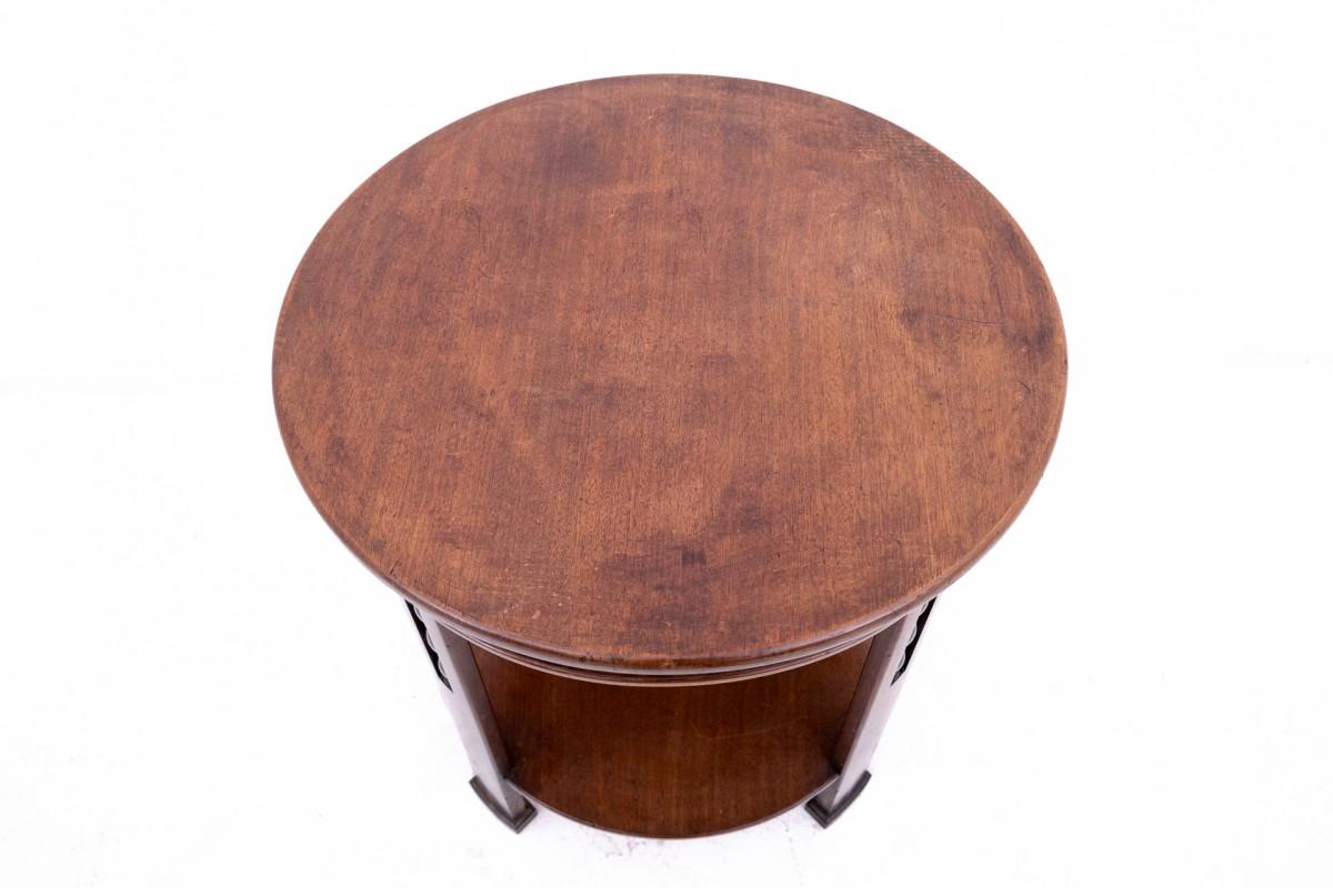 Table with a round top by H. Pander & Zonen, the Netherlands, 1920s-30s. In Good Condition For Sale In Chorzów, PL