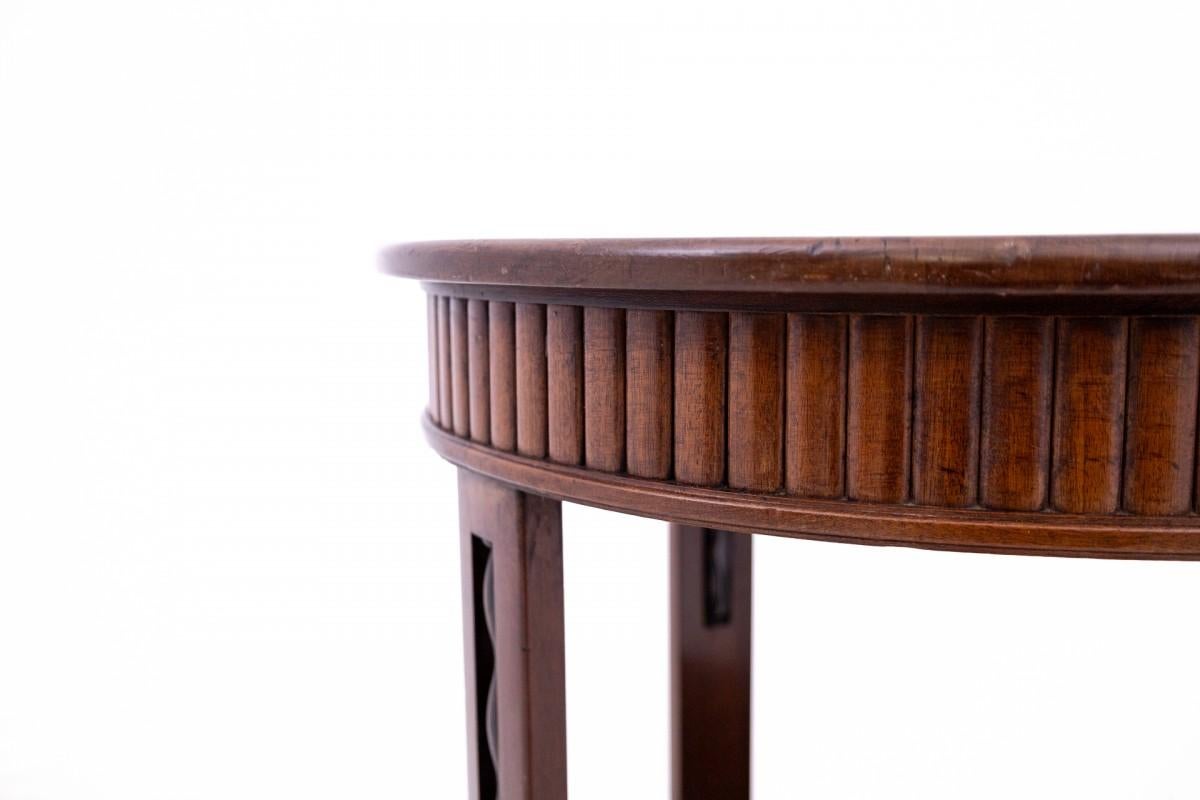 Mid-20th Century Table with a round top by H. Pander & Zonen, the Netherlands, 1920s-30s. For Sale