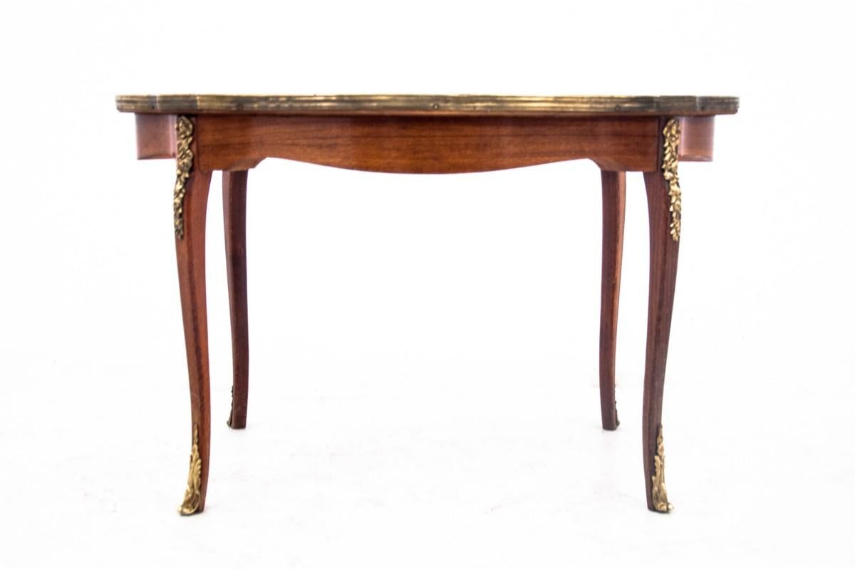 Antique table from around 1900.

The furniture is in very good condition.

Dimensions: height 51 cm / width 82 cm / depth 55 cm.