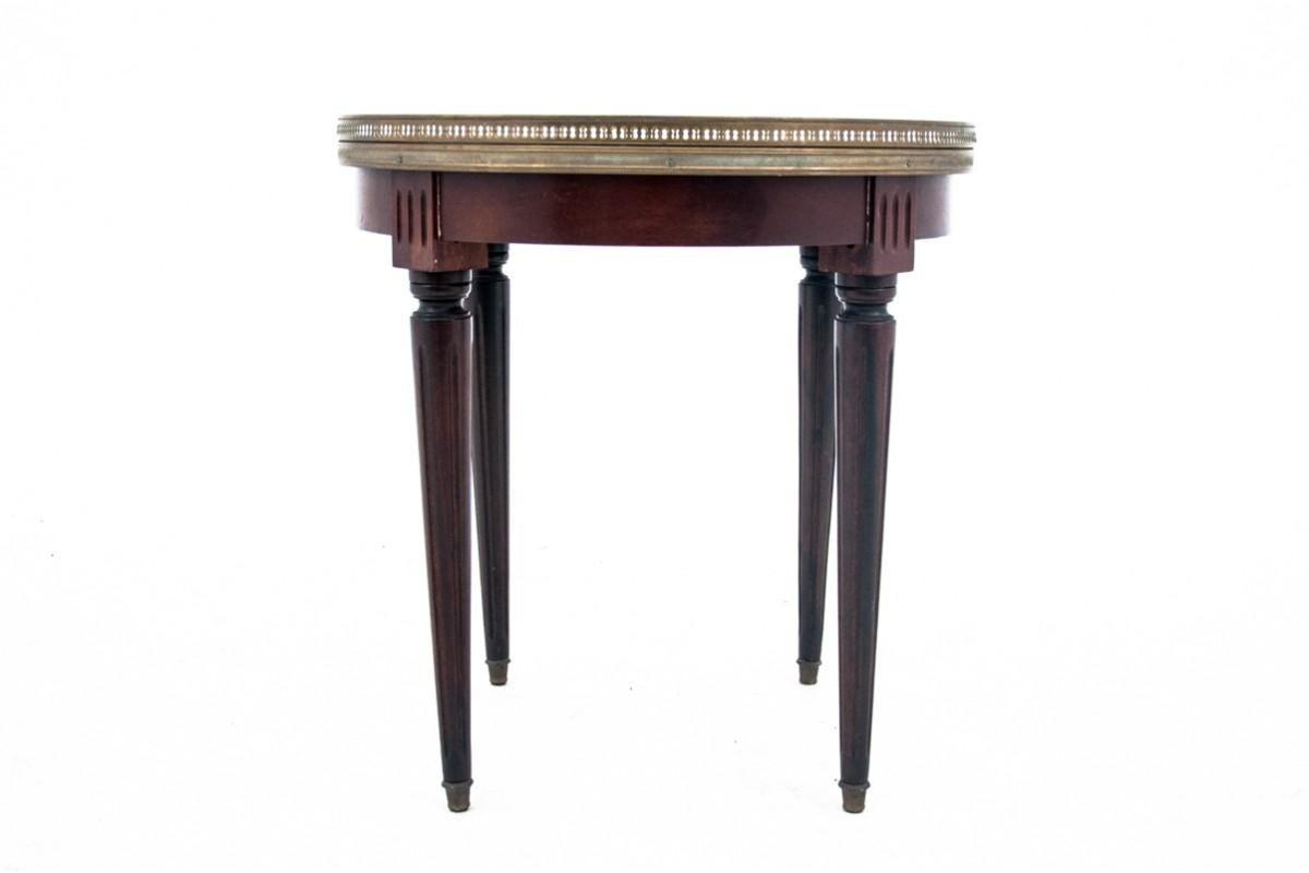 Antique table with a stone top from around 1920.

Furniture in very good condition.

Dimensions: height 52 cm / dia. 50 cm.