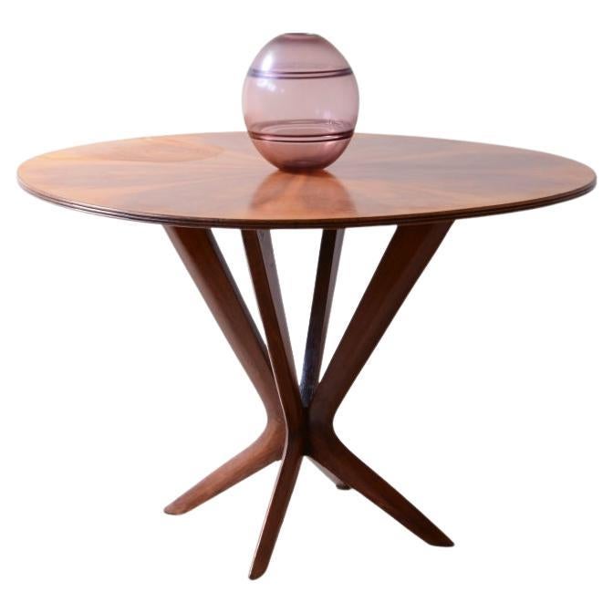 Table with an elegant central leg and a walnut top For Sale