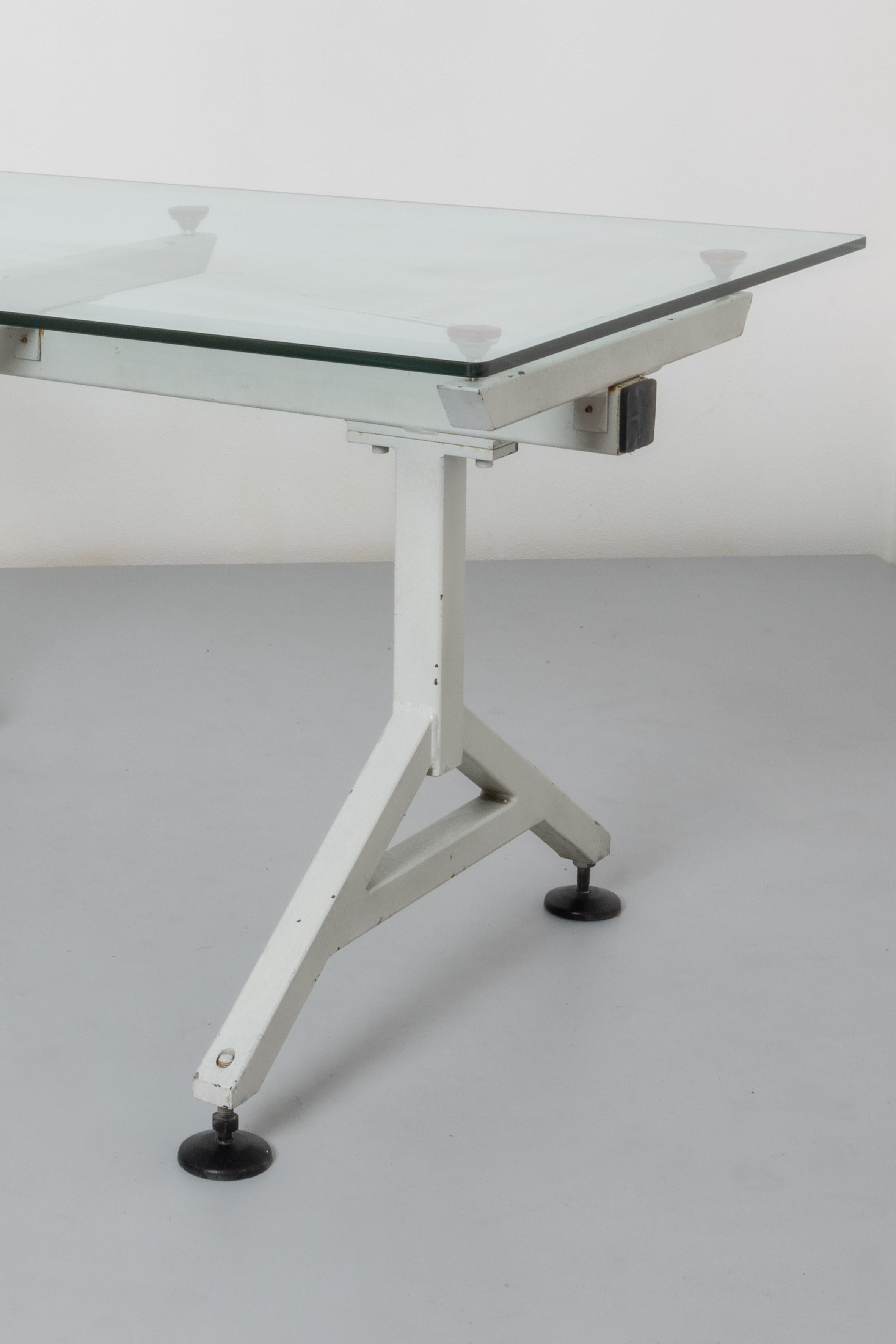 Si tratta di un tavolo dalla forma molto razionale e di grande utilità. Il piano in vetro sopra gli conferisce leggerezza ed eleganza, mentre le gambe a V sotto, con i loro supporti molto razionali, lo fanno apparire come un tavolo forte e