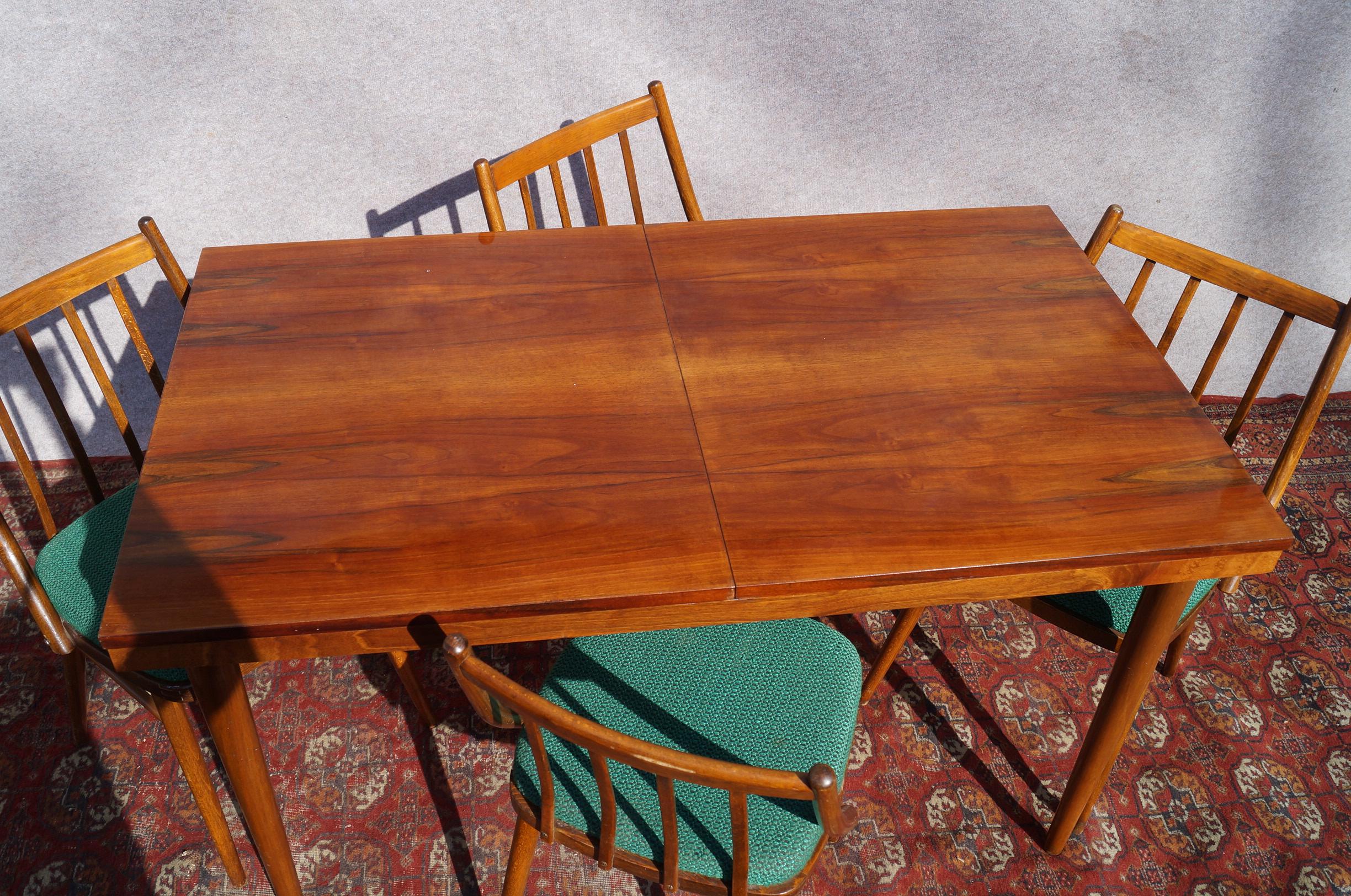 Noyer Table avec chaises, 1960 en vente
