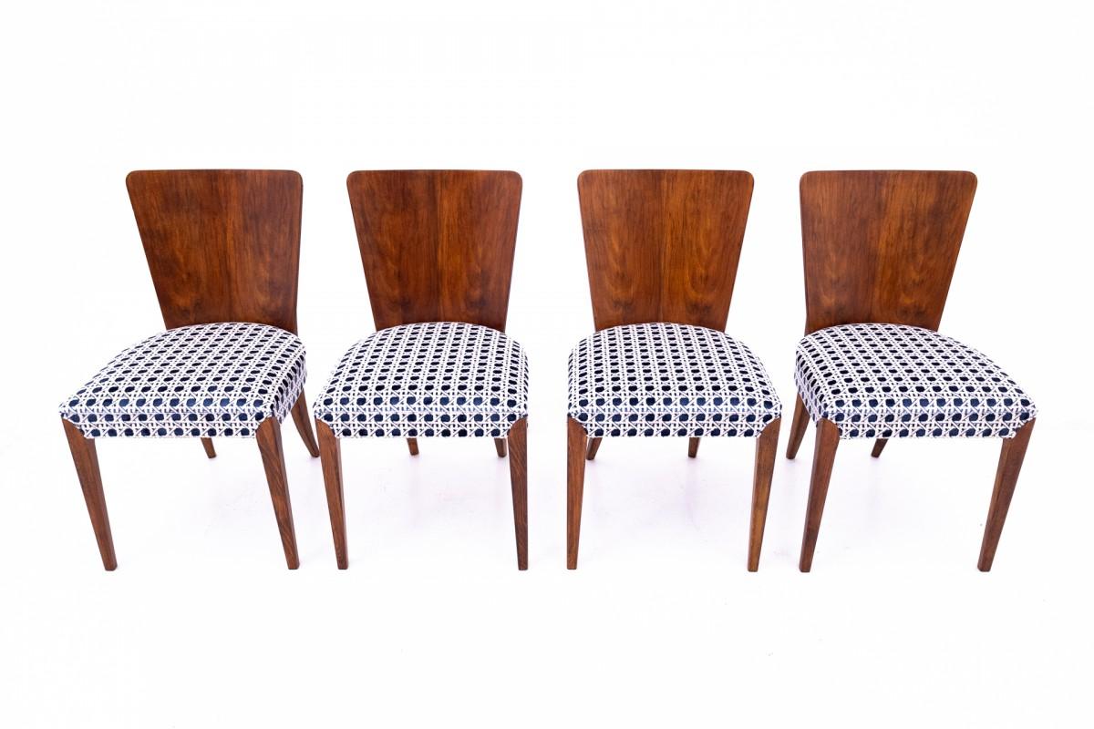 A set of dining room furniture designed by J. Halabal from the 1930s, Czechoslovakia.

Furniture in very good condition, professionally renovated. The seats of the chairs have been covered with new fabric.

Dimensions:

Table: height 81 cm / width