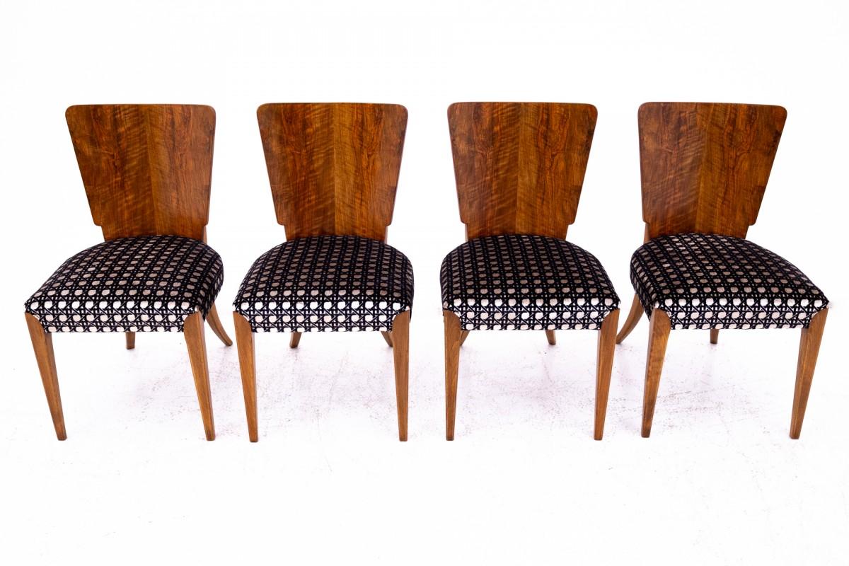 Table with chairs from the 1930s designed by J. Halabala, Czechoslovakia.

Furniture in very good condition, after professional renovation. The seats of the chairs have been covered with new fabric.

Dimensions:

Table: height 76 cm / length 120 -