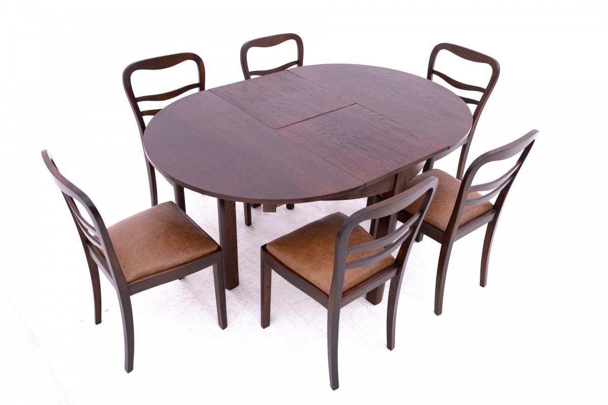 Table avec chaises pour une salle à manger de style Art déco, Pologne, vers 1940.

Meubles en très bon état, après une rénovation professionnelle. Les sièges des fauteuils ont été recouverts d'un nouveau cuir naturel.

Dimensions :

Table : hauteur