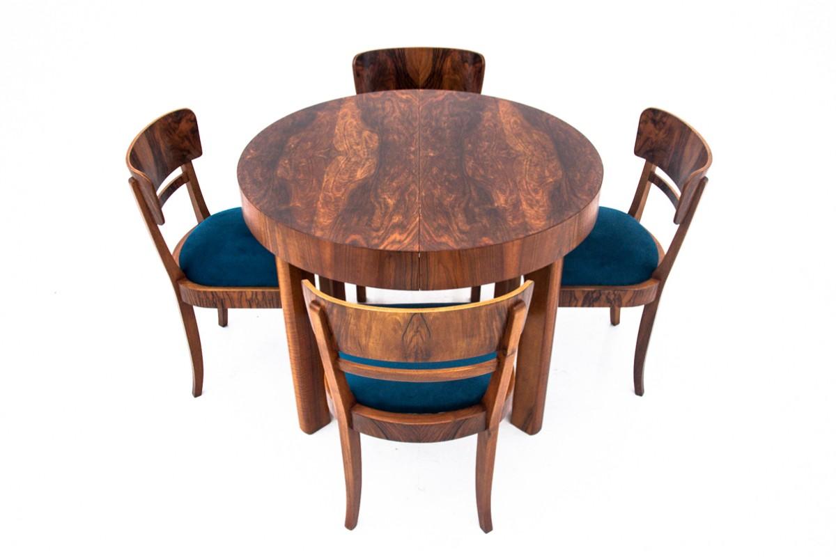 Art Deco table and chairs from the 1940s, Poland.

The furniture is in very good condition, after professional renovation. The seats have been covered with new fabric.

Dimensions:

Table: height 78 cm / length 105 - 155 cm / depth 105 cm

Chairs: