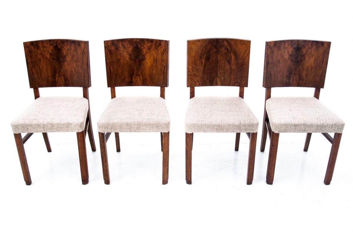 Art Deco style table and chairs from the 1940s.

Furniture in very good condition, professionally renovated. The seats of the chairs have been covered with new fabric.

Dimensions:

Table: height 78 cm / width 148 cm - 197 cm / depth 110 cm

Chairs: