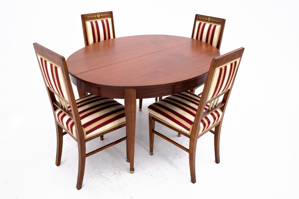 Table with chairs in Empire style, France.

Very good condition, after professional renovation.

Wood: mahogany

Dimensions:

Table: height 75 cm / length 129 cm / depth 101 - 146 cm

Chairs: height 95 cm seat height 47 cm width 43 cm depth 48 cm