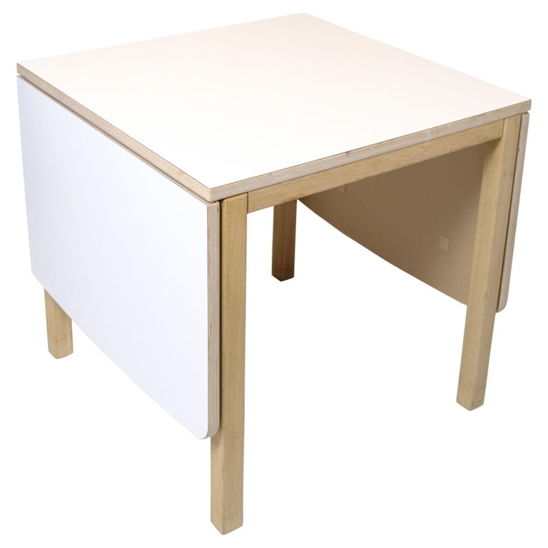 Tisch mit Klappen Model No. 517 aus Eiche und mit weißer Laminatplatte im Angebot bei 1stDibs Deutschland
