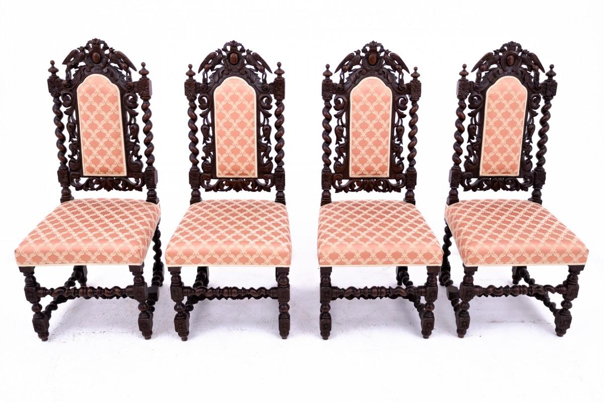 L'ensemble antique de chaises et la table de style Renaissance ont été fabriqués en bois de chêne dans la seconde moitié du XIXe siècle. Assises et dossiers de chaises garnis de tissu, pieds en bois, tournés en spirale. Le plateau rectangulaire est