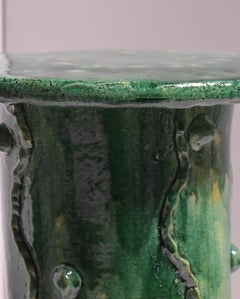 Table à glaçure verte et décoration en relief