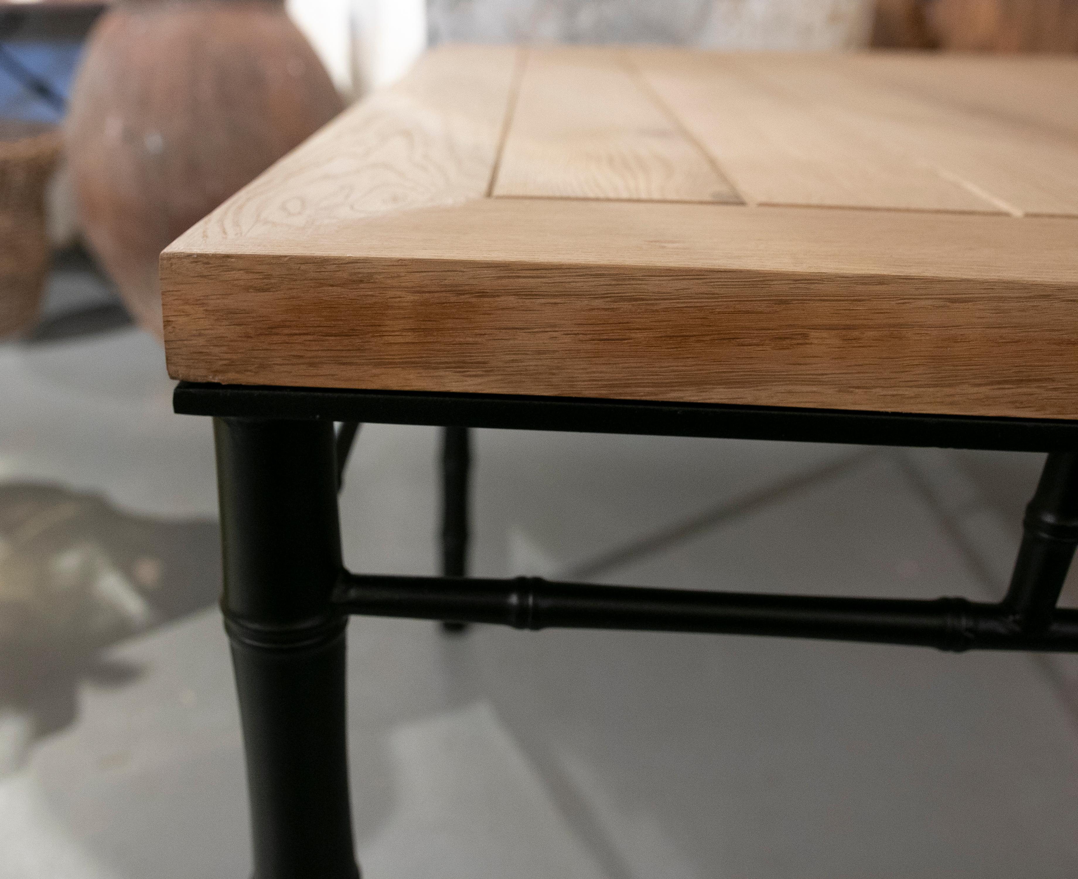 Tisch mit Eisenfuß aus Bambus mit Holzplatte in seiner Originalfarbe. im Angebot 6