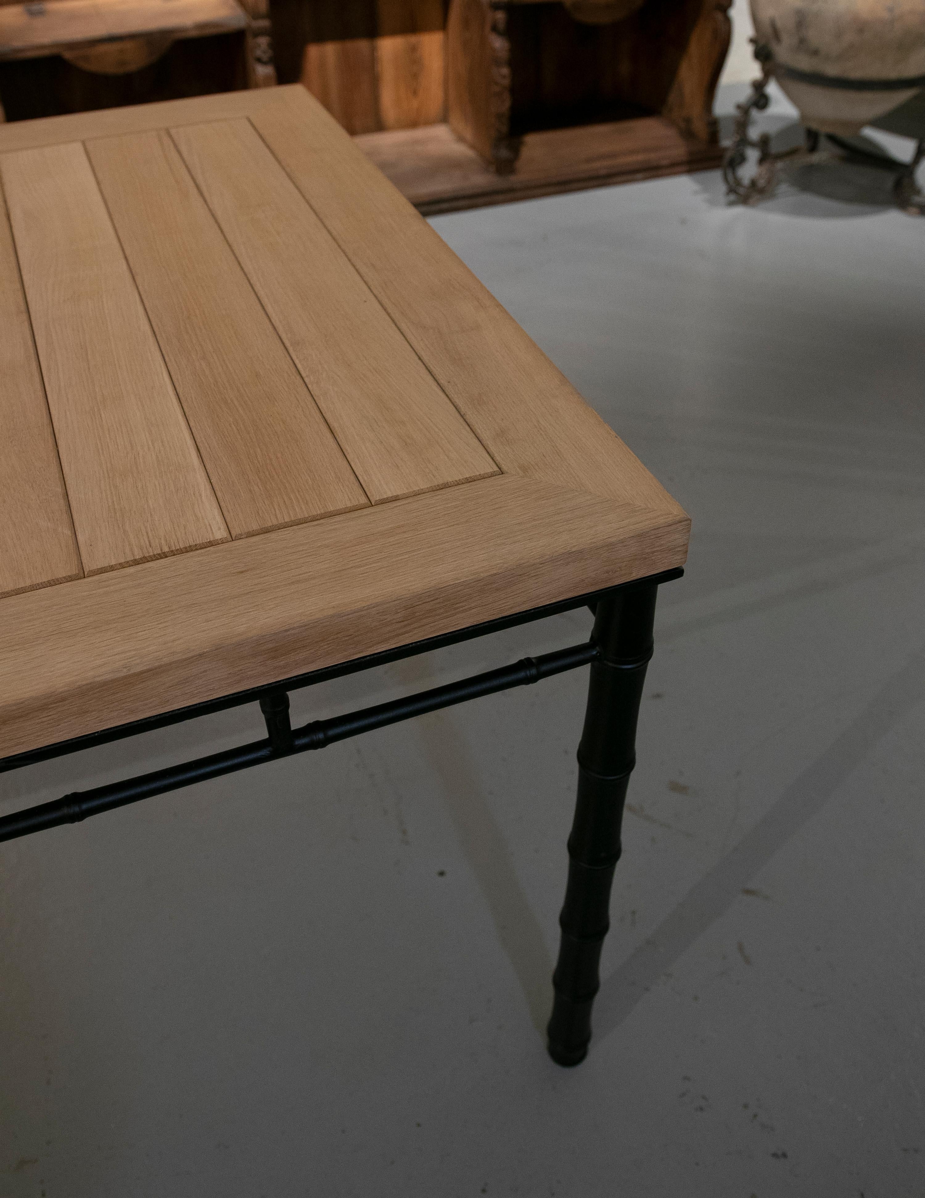 Tisch mit Eisenfuß aus Bambus mit Holzplatte in seiner Originalfarbe. im Angebot 8