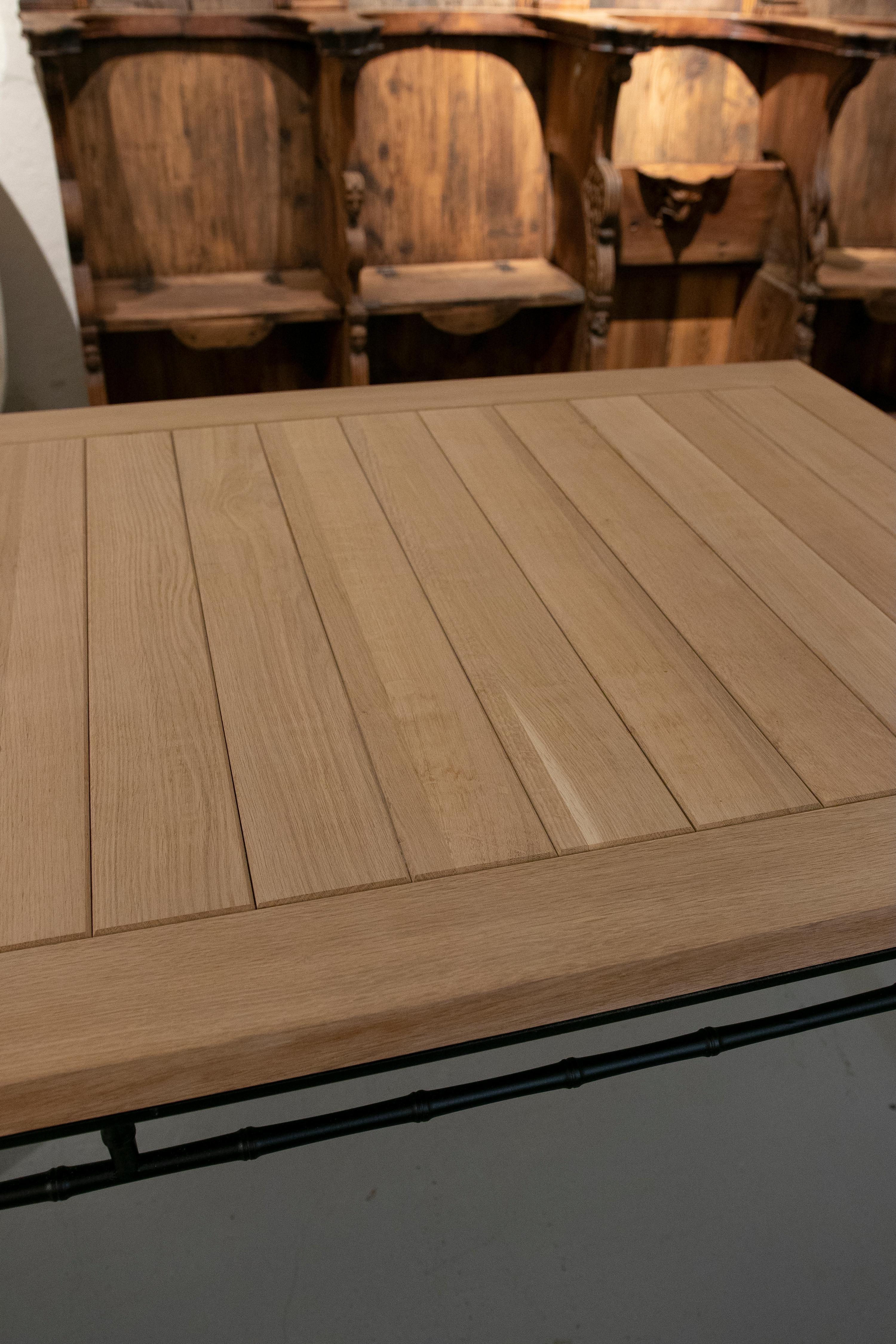 Tisch mit Eisenfuß aus Bambus mit Holzplatte in seiner Originalfarbe. im Angebot 9