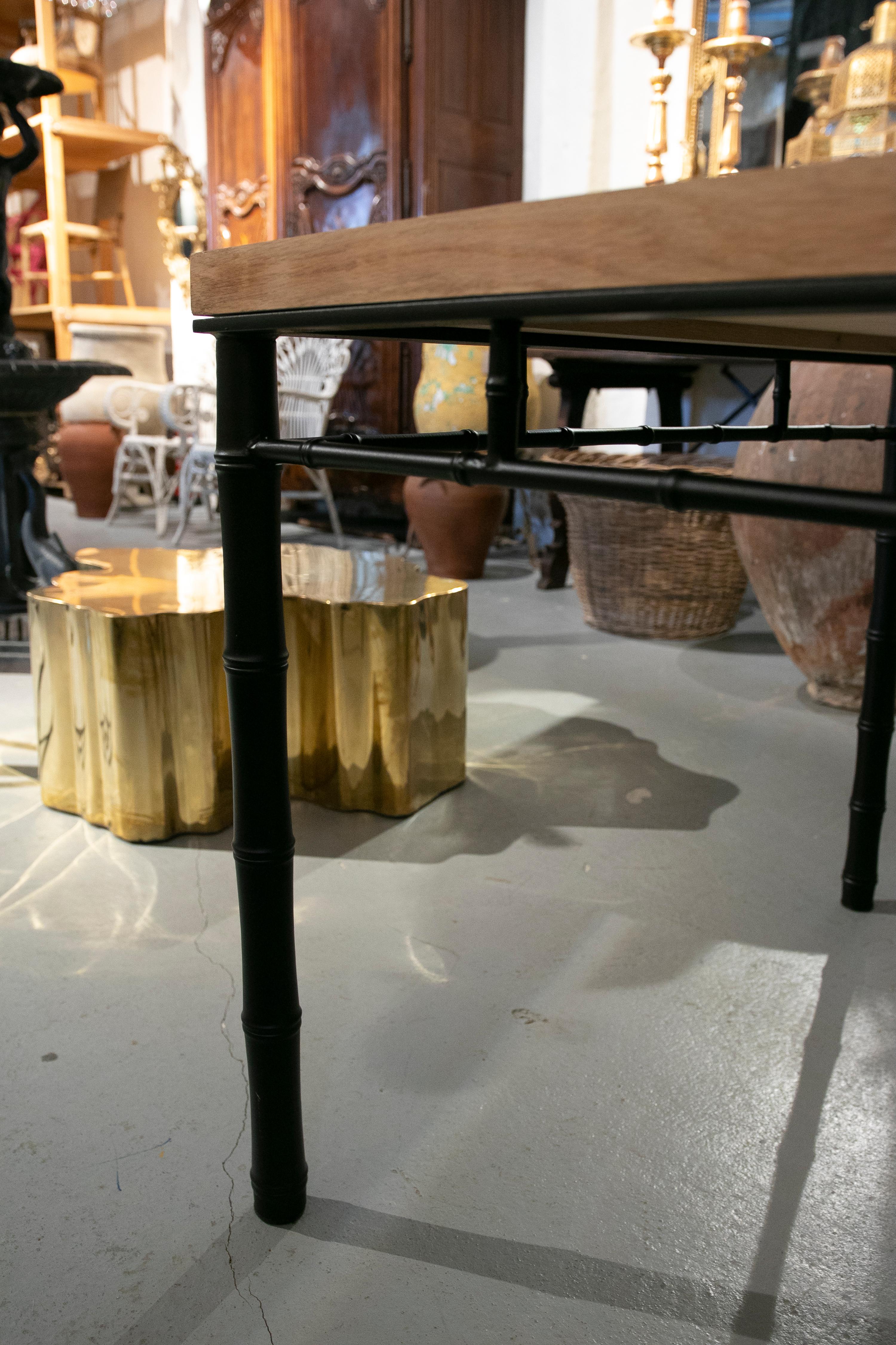 Tisch mit Eisenfuß aus Bambus mit Holzplatte in seiner Originalfarbe. im Angebot 10