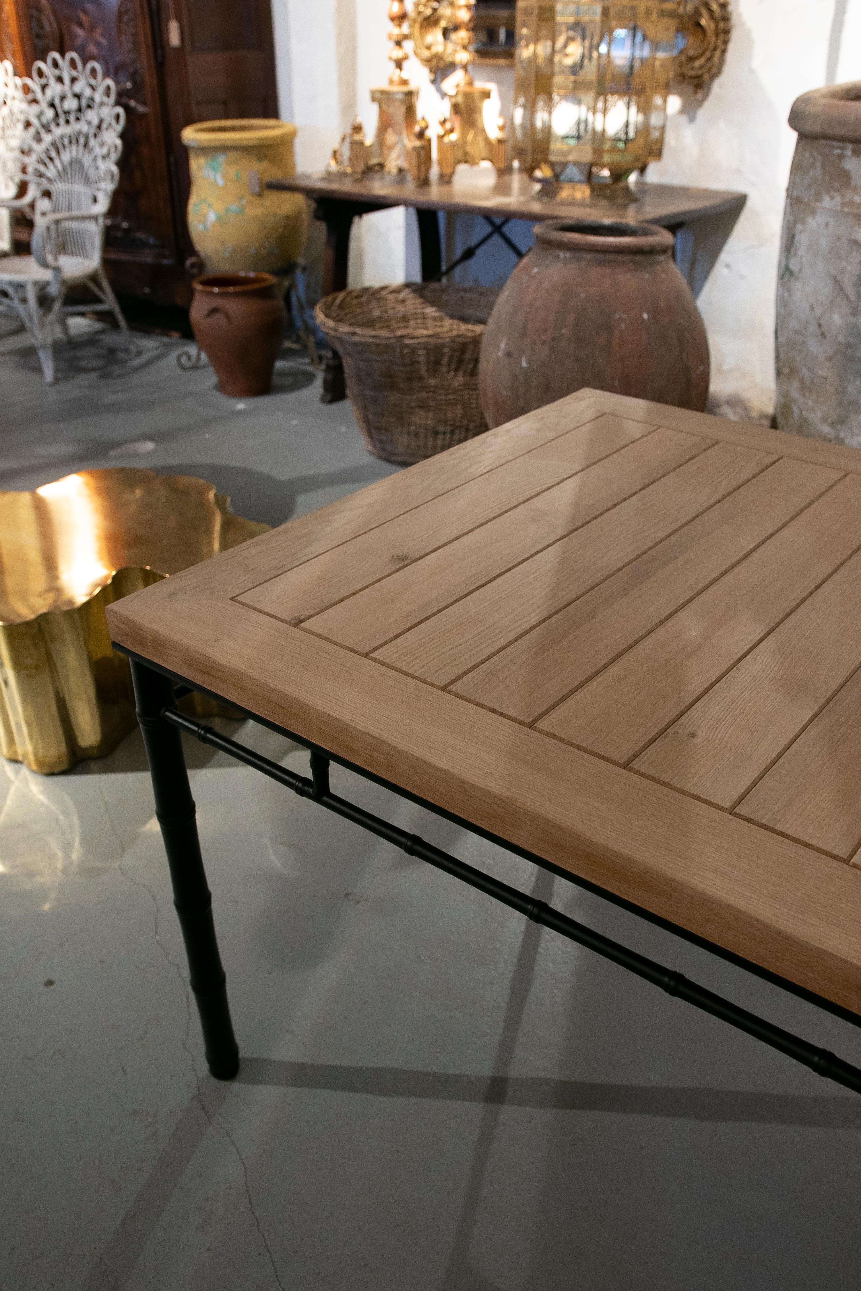 Tisch mit Eisenfuß aus Bambus mit Holzplatte in seiner Originalfarbe. im Angebot 11