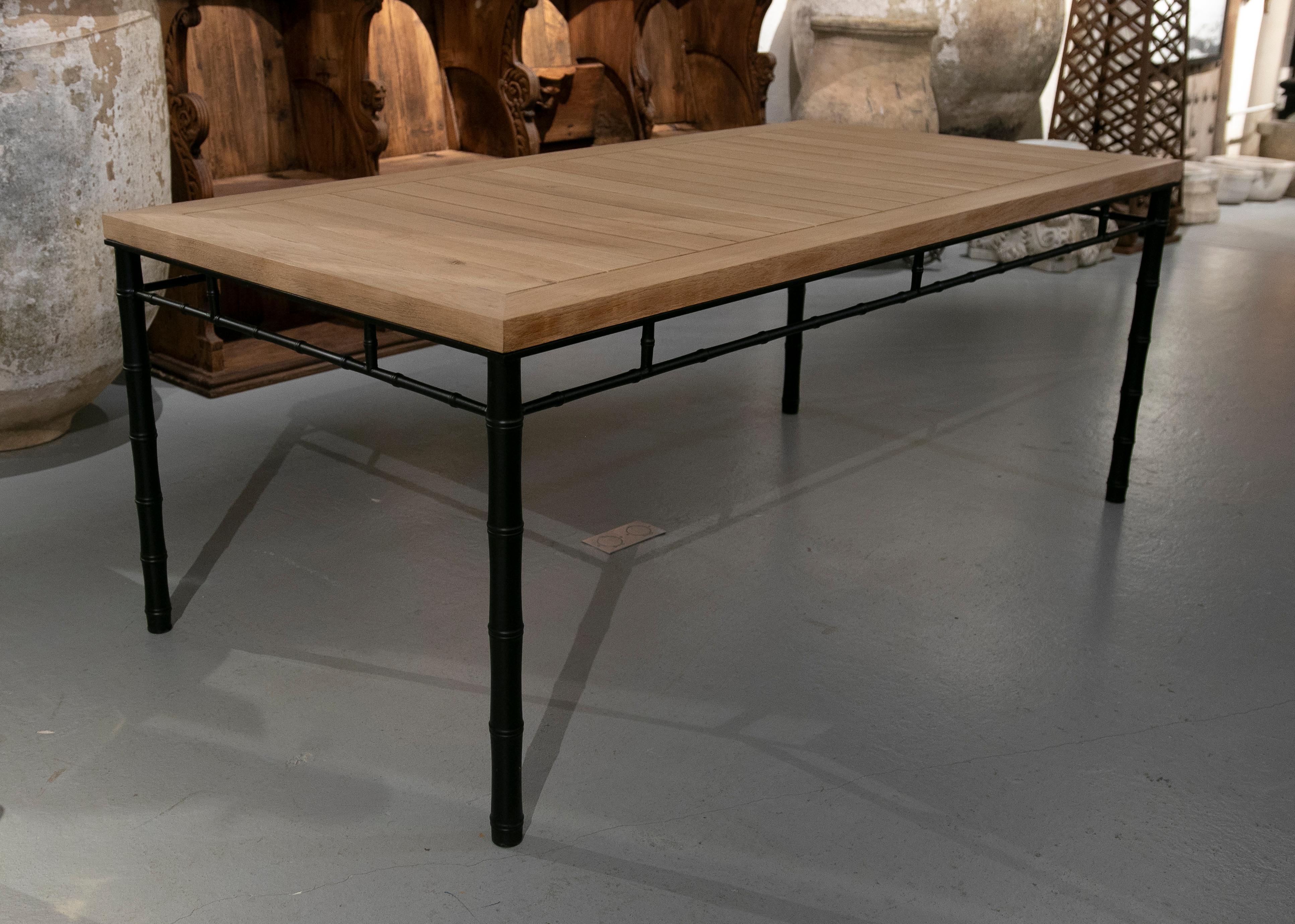 Tisch mit Eisenfuß aus Bambus mit Holzplatte in seiner Originalfarbe. im Angebot 12
