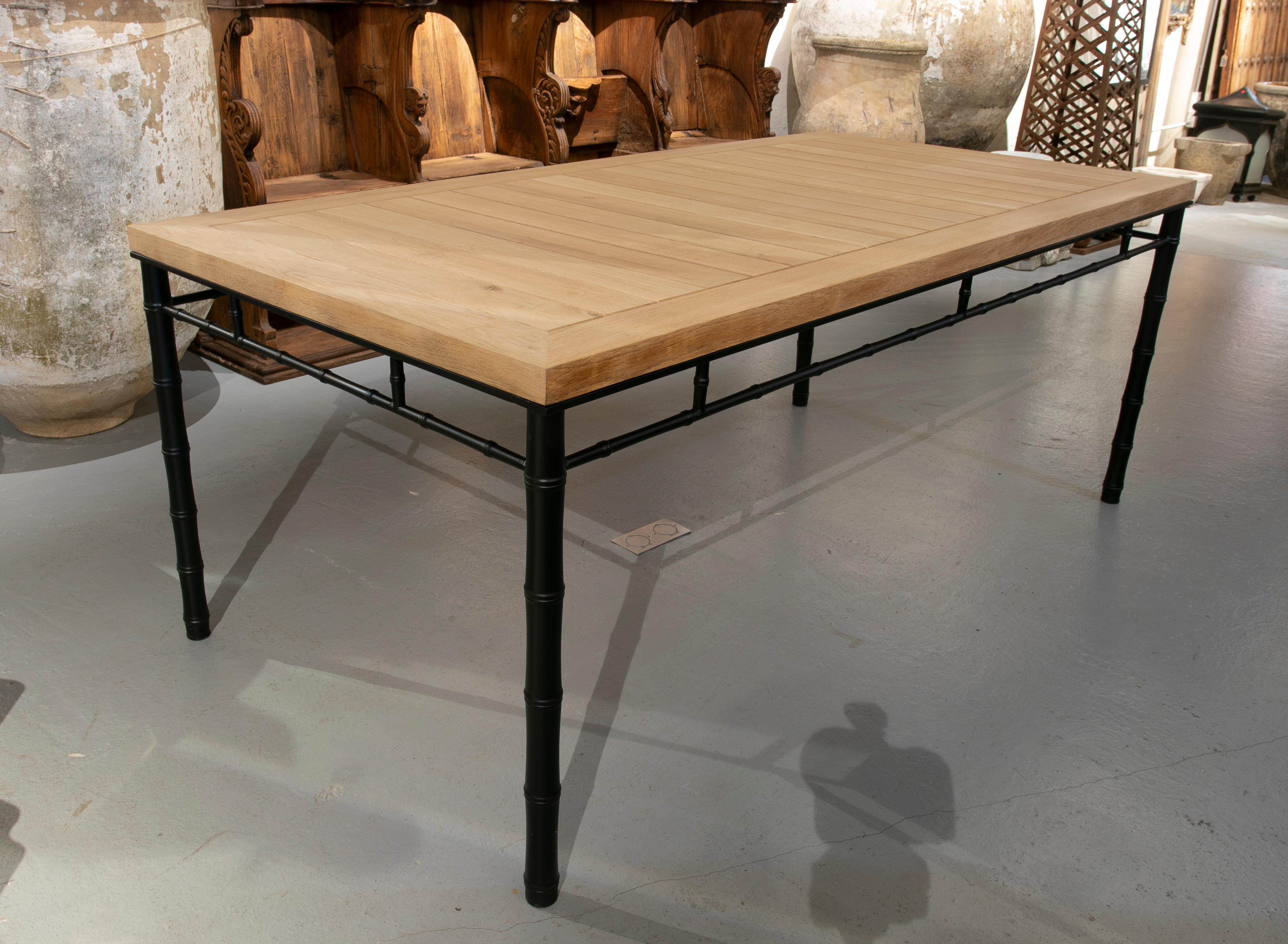 Tisch mit eisernem Sockel, der Bambus imitiert, mit Holzplatte in der Originalfarbe.
