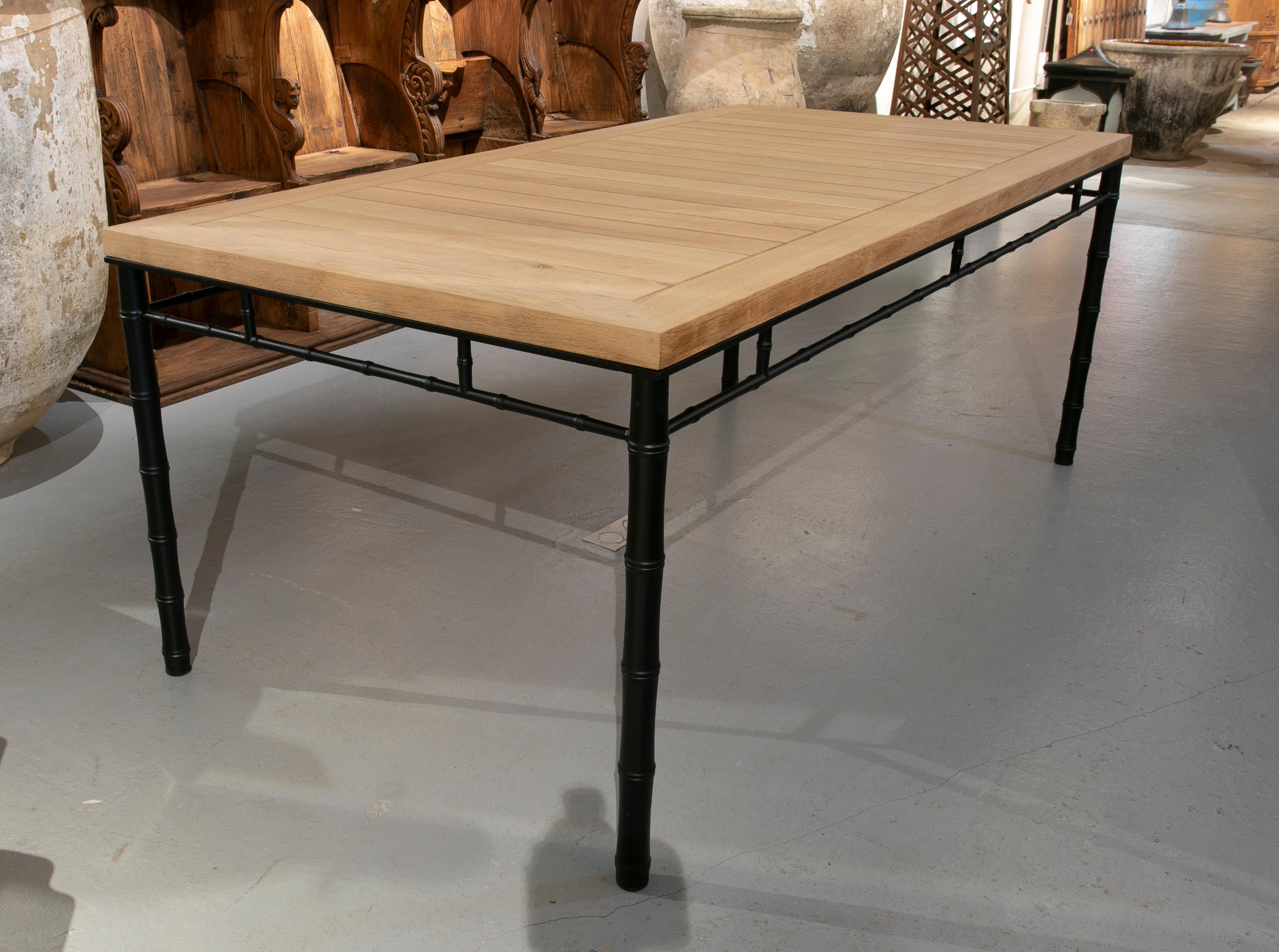 Tisch mit Eisenfuß aus Bambus mit Holzplatte in seiner Originalfarbe. (Spanisch) im Angebot