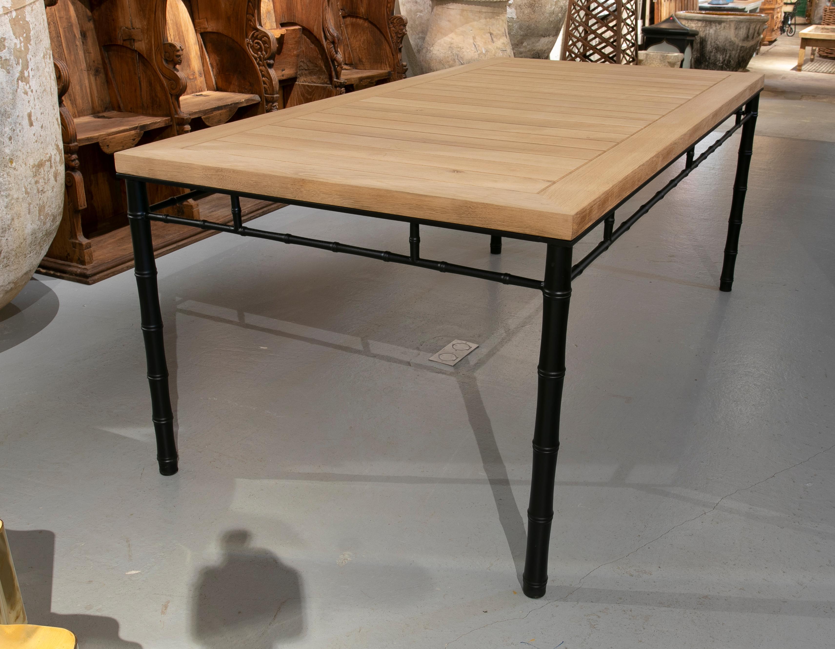 Tisch mit Eisenfuß aus Bambus mit Holzplatte in seiner Originalfarbe. im Zustand „Gut“ im Angebot in Marbella, ES