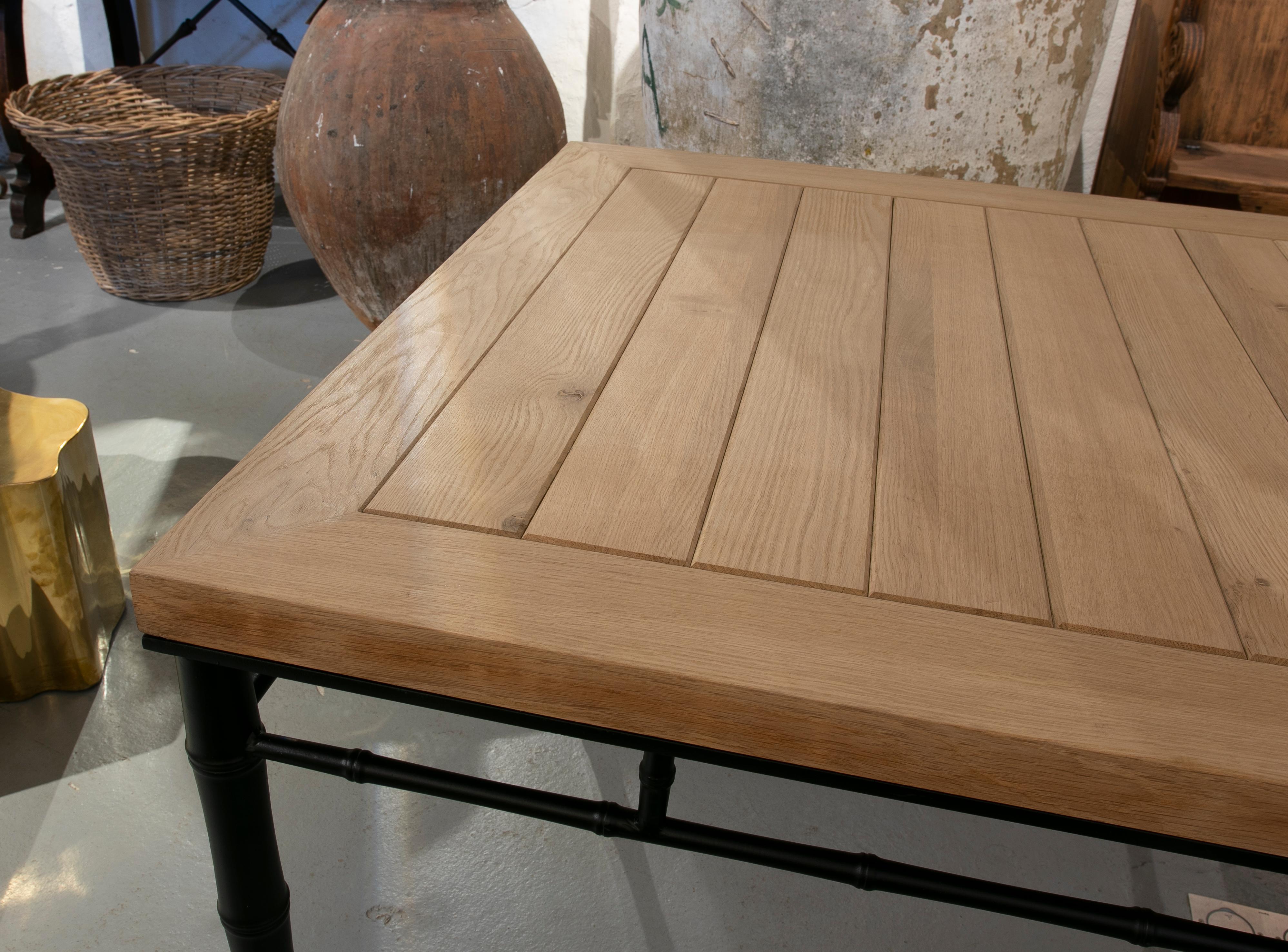 Tisch mit Eisenfuß aus Bambus mit Holzplatte in seiner Originalfarbe. (21. Jahrhundert und zeitgenössisch) im Angebot