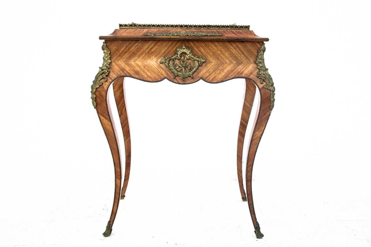 Table with jewelery storage, France, 1900.

Very good condition.

Wood: walnut

Dimensions height 75 cm width 60 cm depth 38 cm.