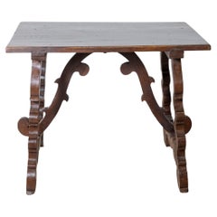 Mesa Con Patas De Lira En Nogal Macizo