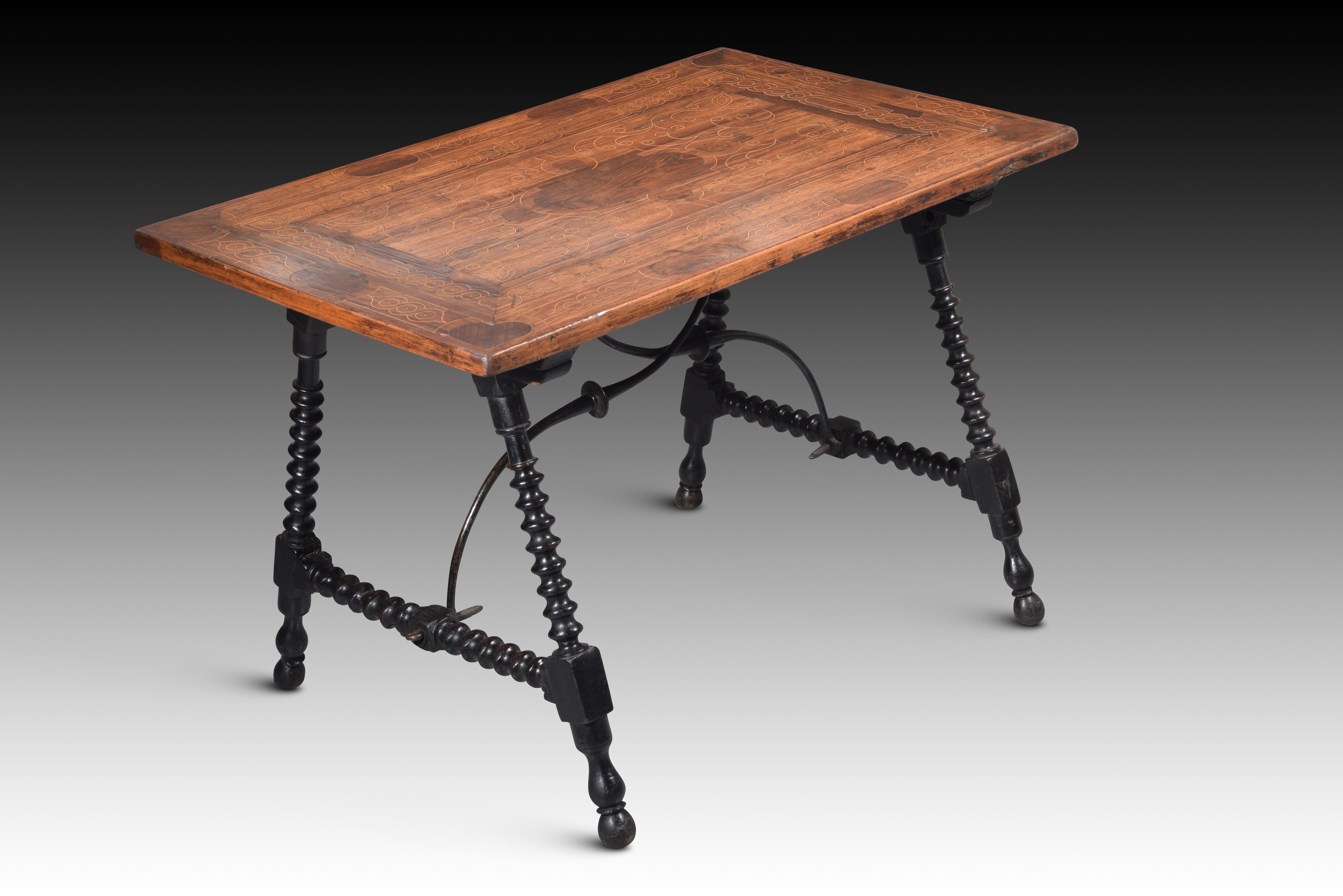 Tisch mit Linsen- und Intarsienbeinen.  Jahrhundert XVIII. 
Tisch mit vier gedrechselten Scheibenbeinen (von der Art, die als Linsenbein bekannt ist), die zwei mal zwei durch Chambrana mit dem gleichen dekorativen Element verbunden sind, das mit