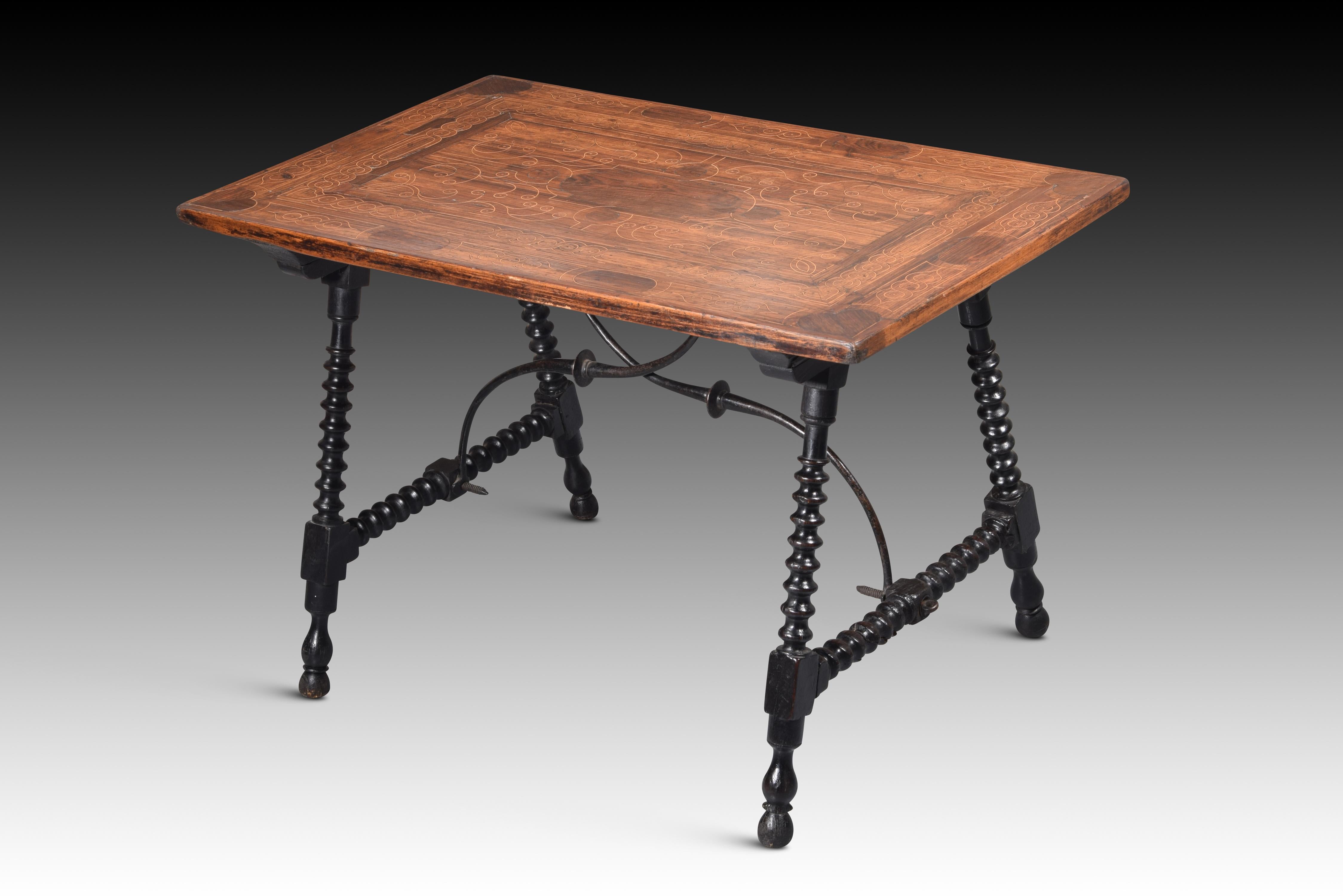 Tisch mit Intarsienplatte. Wood Wood, Eisen.  18. Jahrhundert. (Neoklassisch) im Angebot