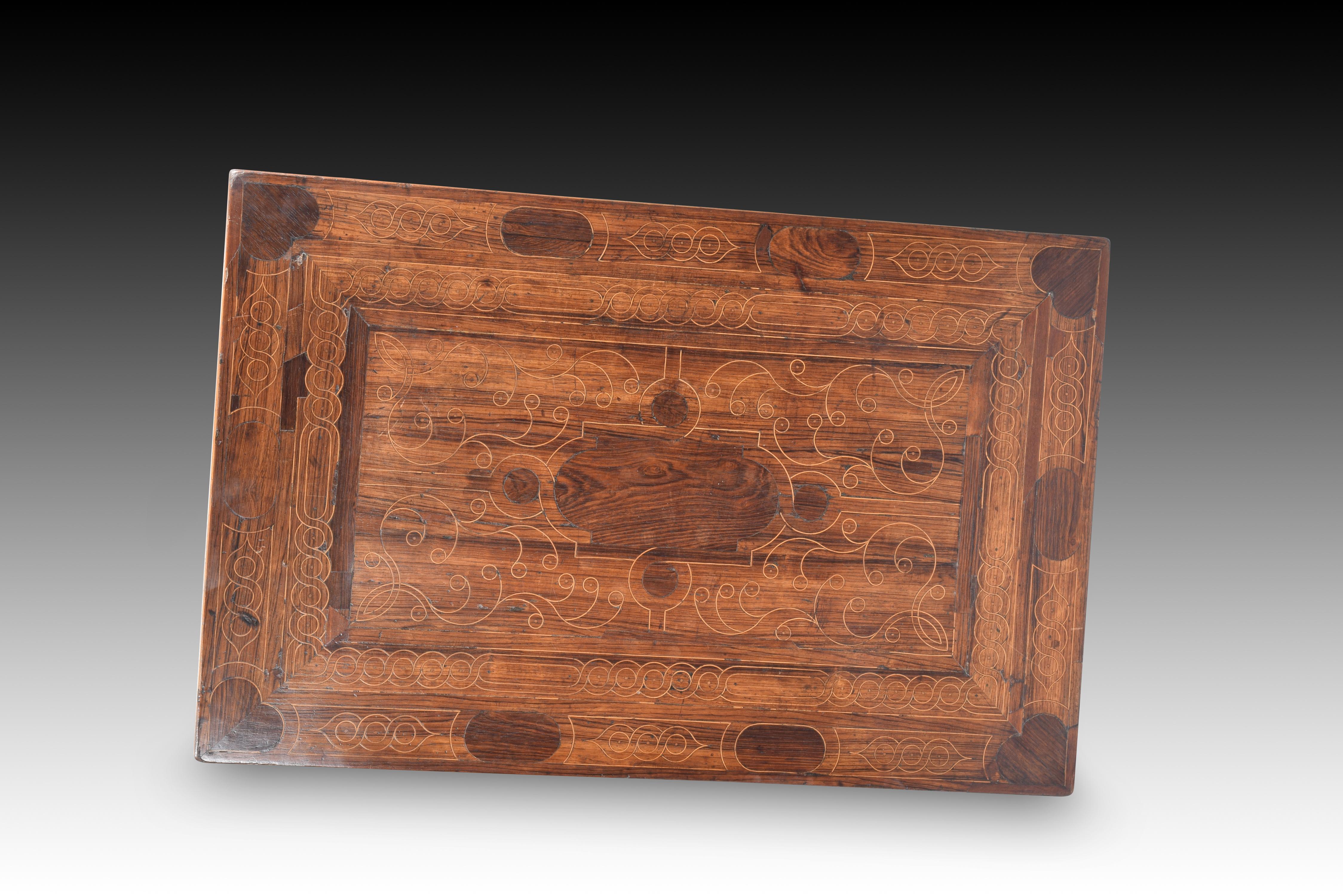 Tisch mit Intarsienplatte. Wood Wood, Eisen.  18. Jahrhundert. im Zustand „Relativ gut“ im Angebot in Madrid, ES