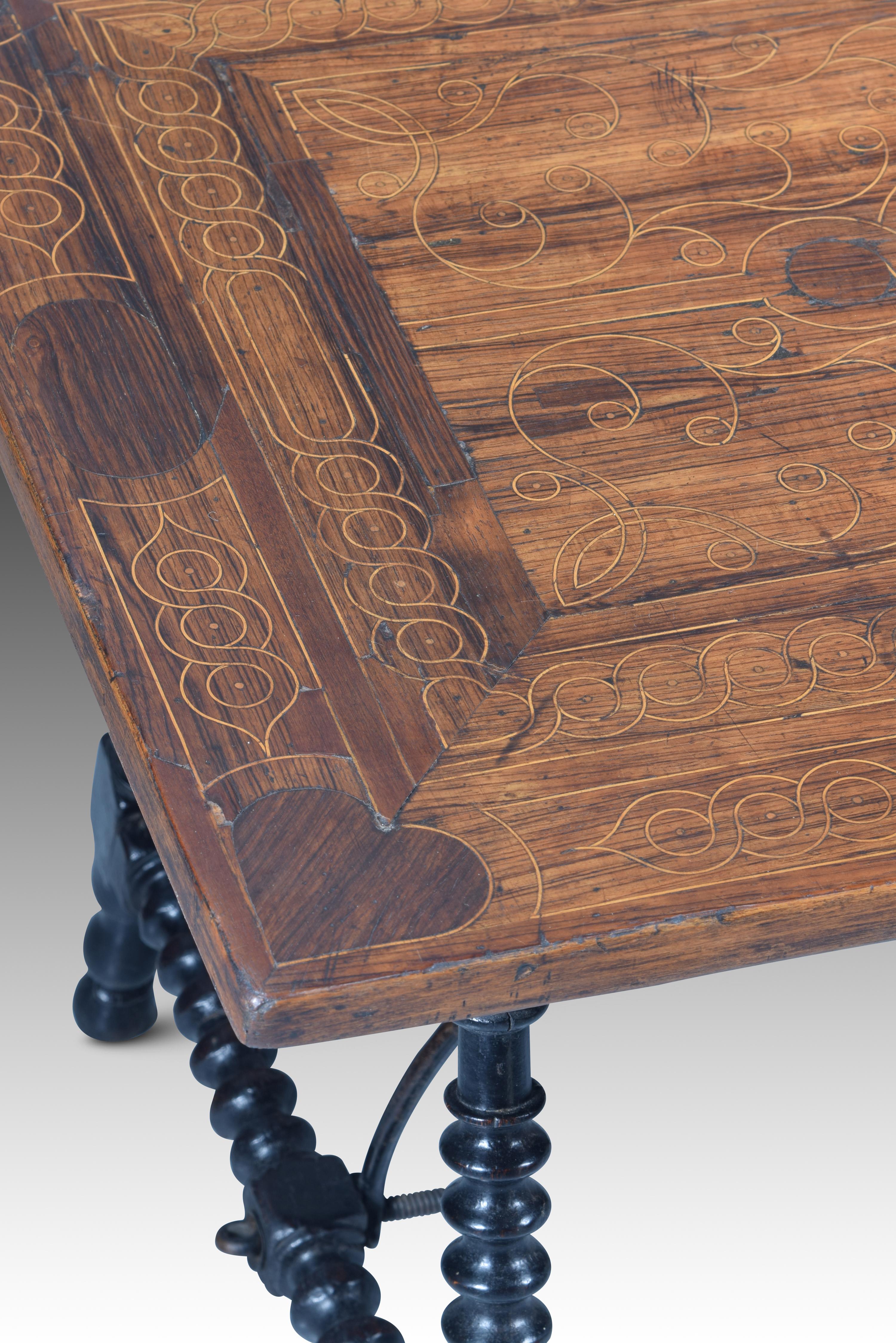Tisch mit Intarsienplatte. Wood Wood, Eisen.  18. Jahrhundert. (18. Jahrhundert und früher) im Angebot