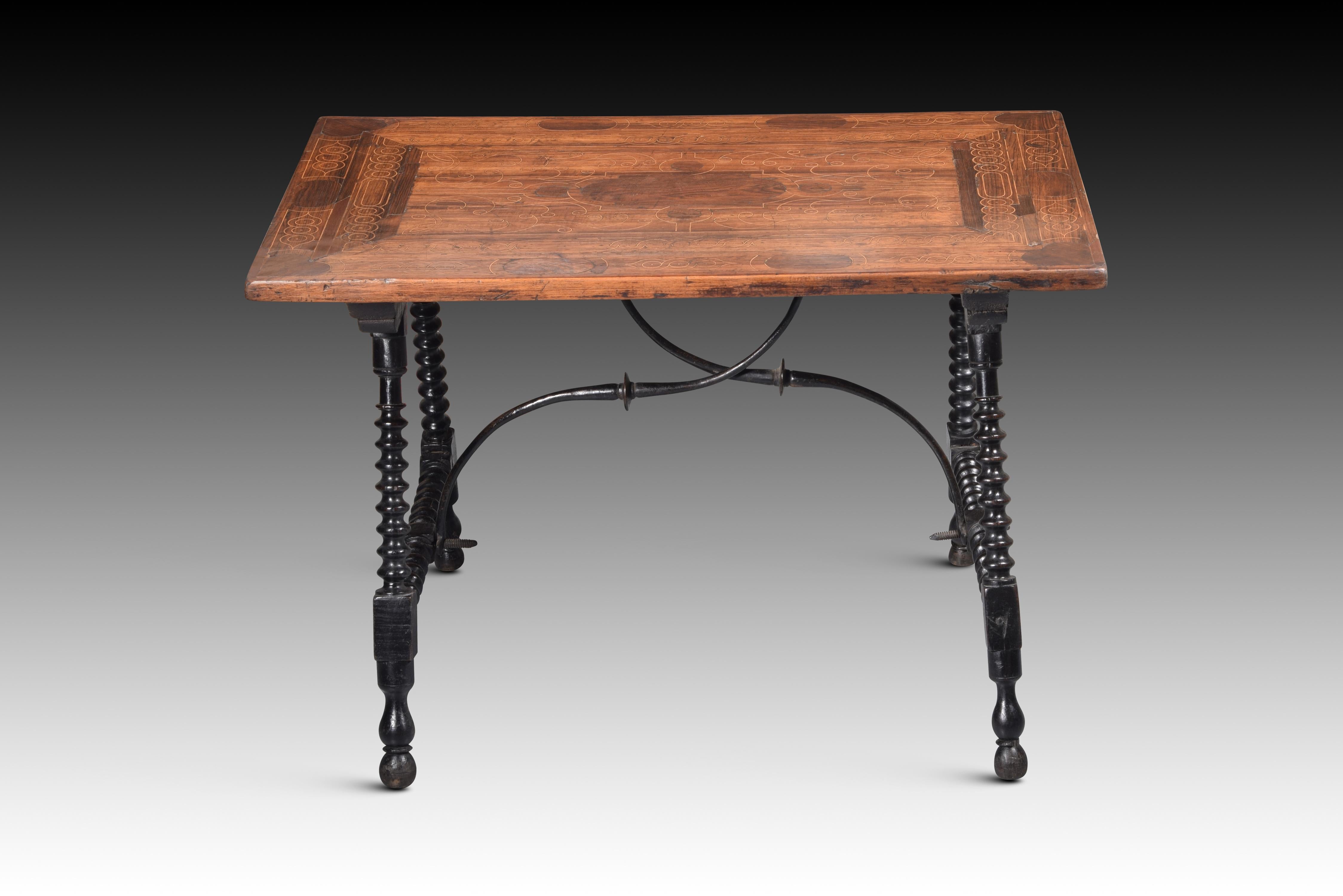 Tisch mit Intarsienplatte. Wood Wood, Eisen.  18. Jahrhundert. im Angebot 3