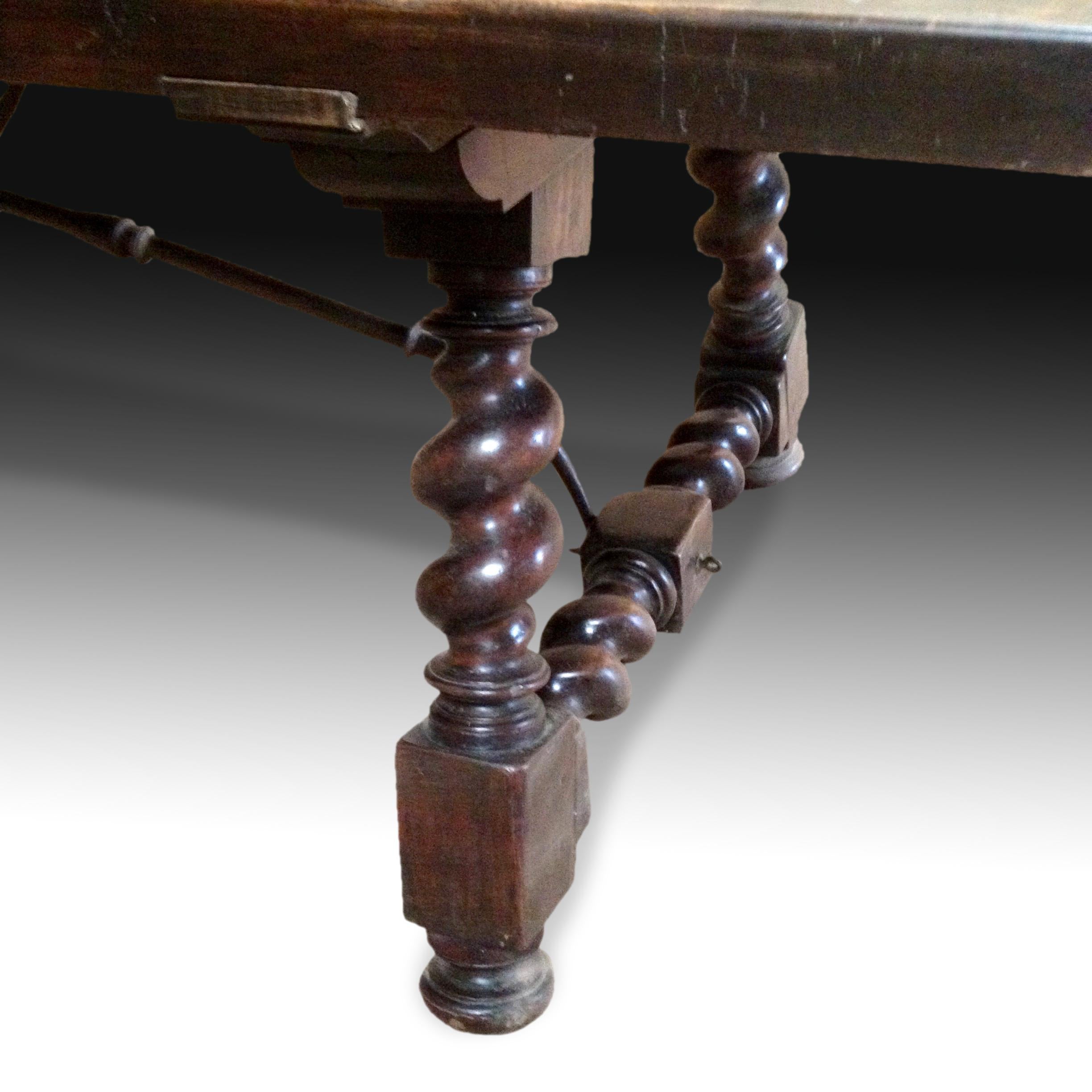 Table with solomonic leg. Walnut wood, metal. 20th century.
Rectangular board table ready made of carved walnut wood with legs and decorated chambranas combining smooth rectangular dice and areas with a Solomonic column shape between discs. The