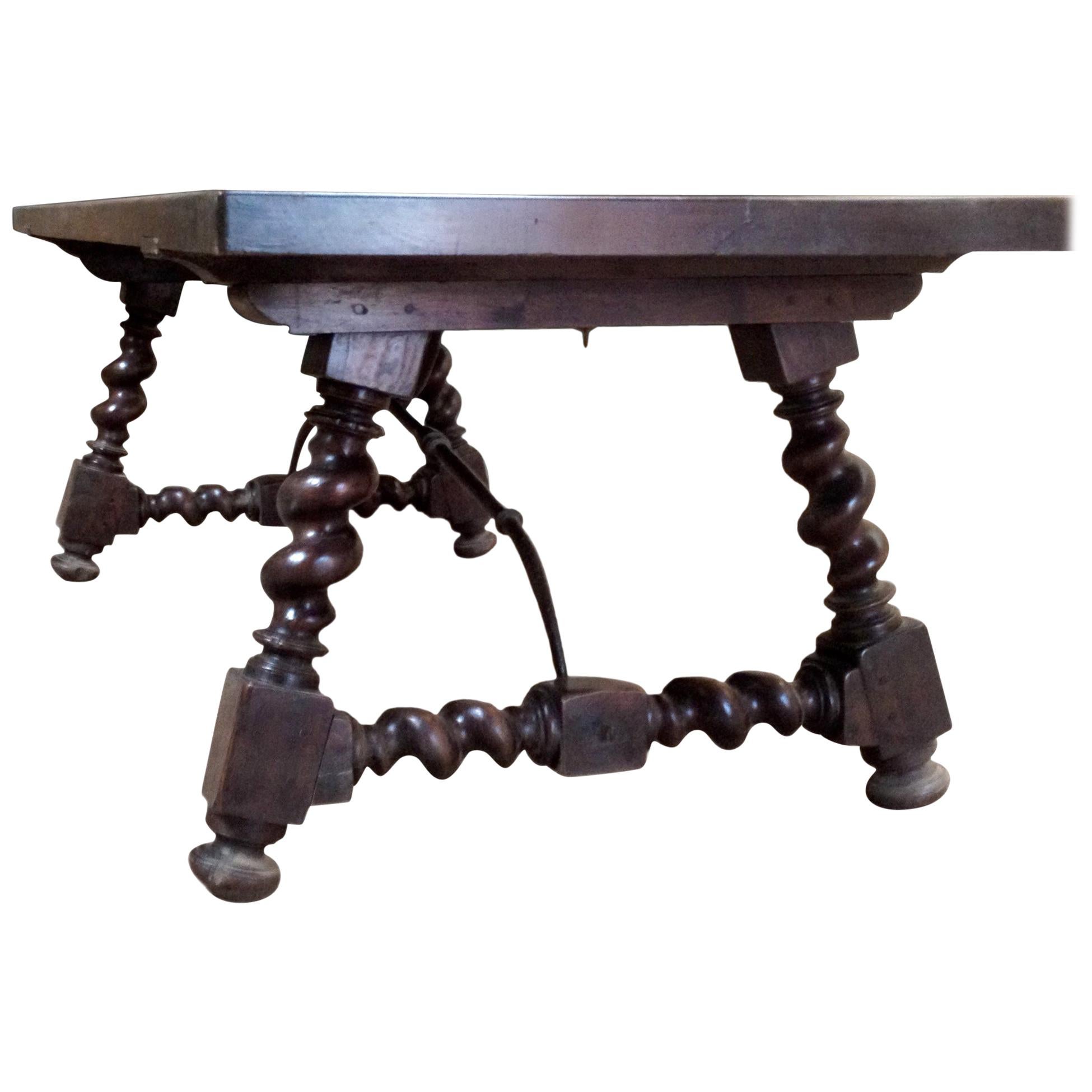 Tisch mit salomonischen Beinen aus Walnussholz, Metall 20. Jahrhundert