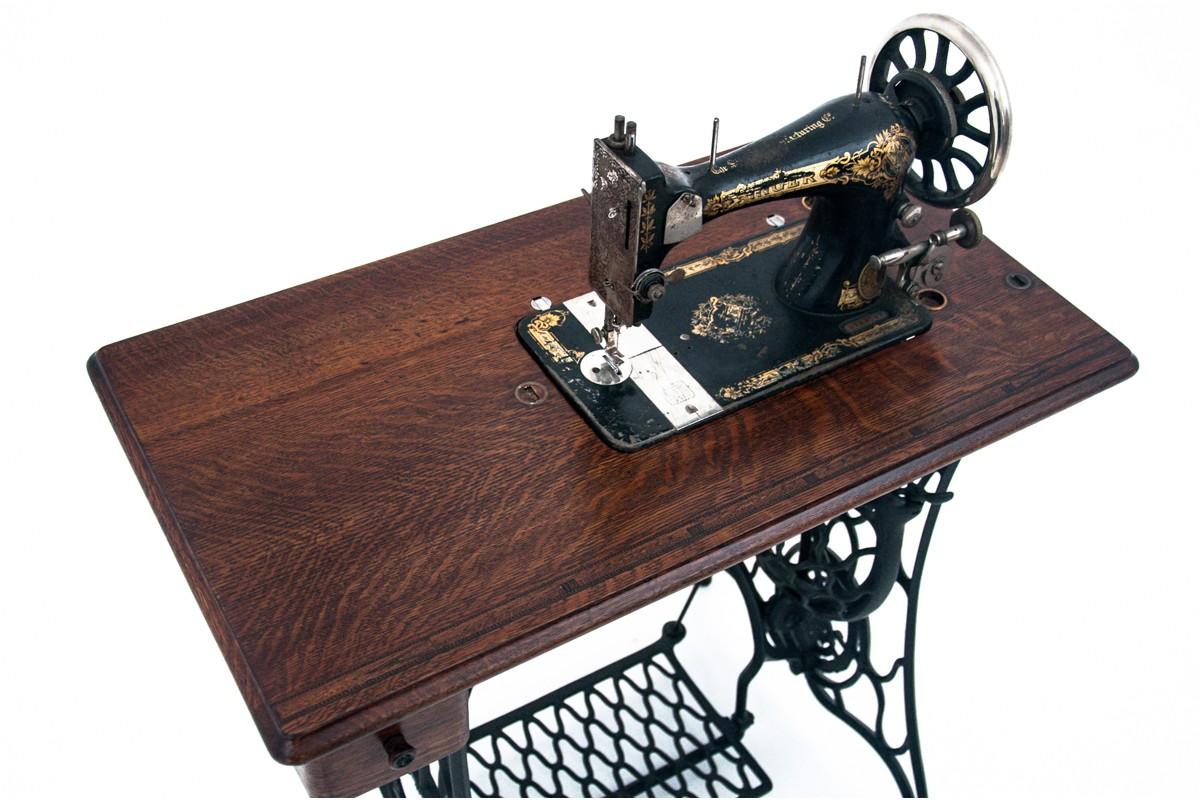 An antique sewing machine with a table from the beginning of the 20th century.

Furniture in very good condition, renovated.

Dimensions: 99 cm / 75 cm / 41 cm.