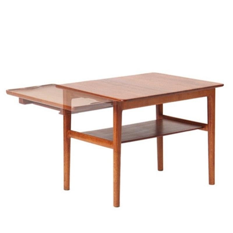 Tisch mit Tablett von Hans J. Wegner für Johannes Hansen im Zustand „Relativ gut“ im Angebot in Sagaponack, NY