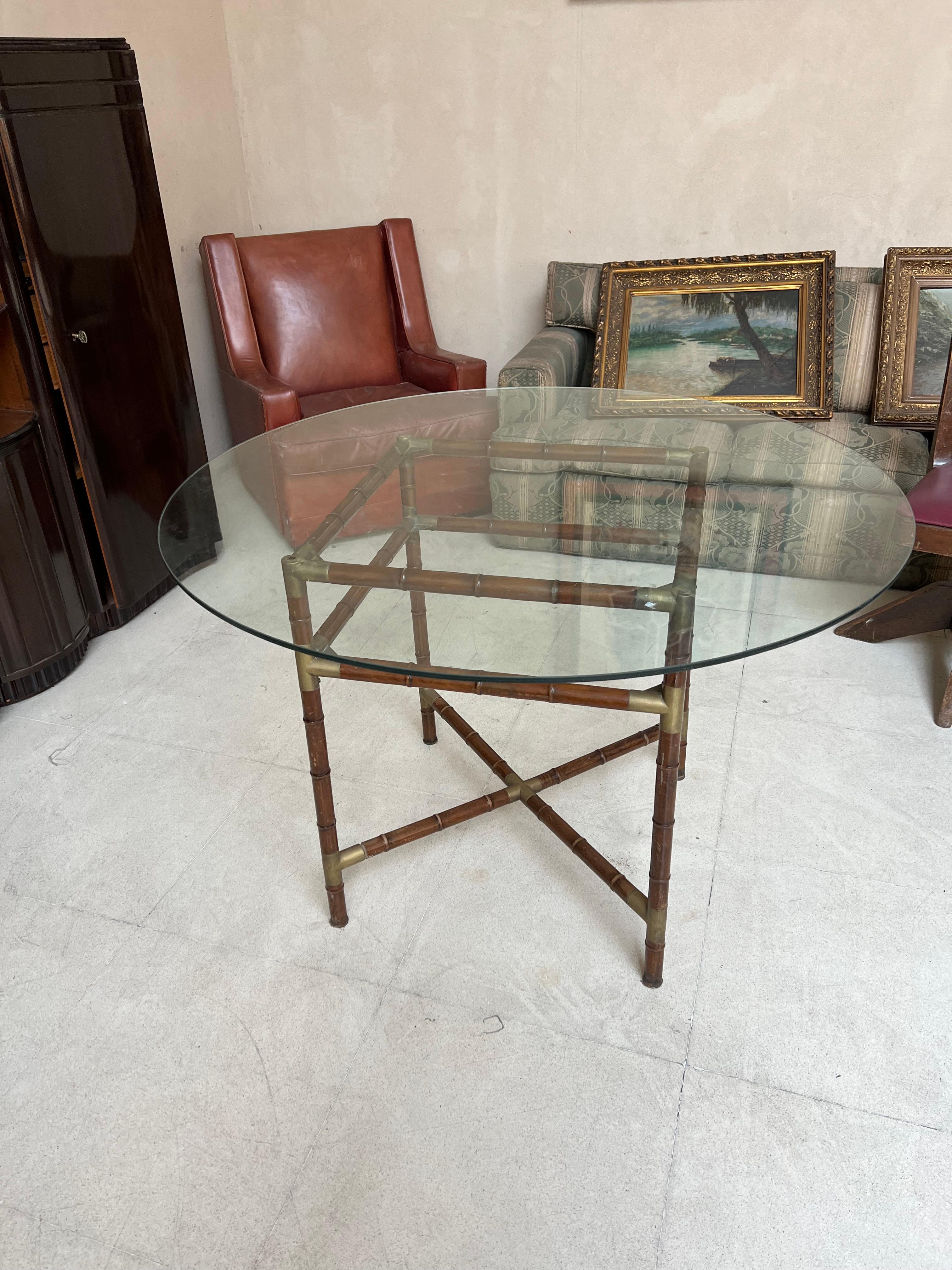Dining table Art Deco with extension board.

Year: 1960
Country: American
Wood and parchment (leather)
It is an elegant and sophisticated dining table.
You want to live in the golden years, this is the dining table that your project needs.
We have