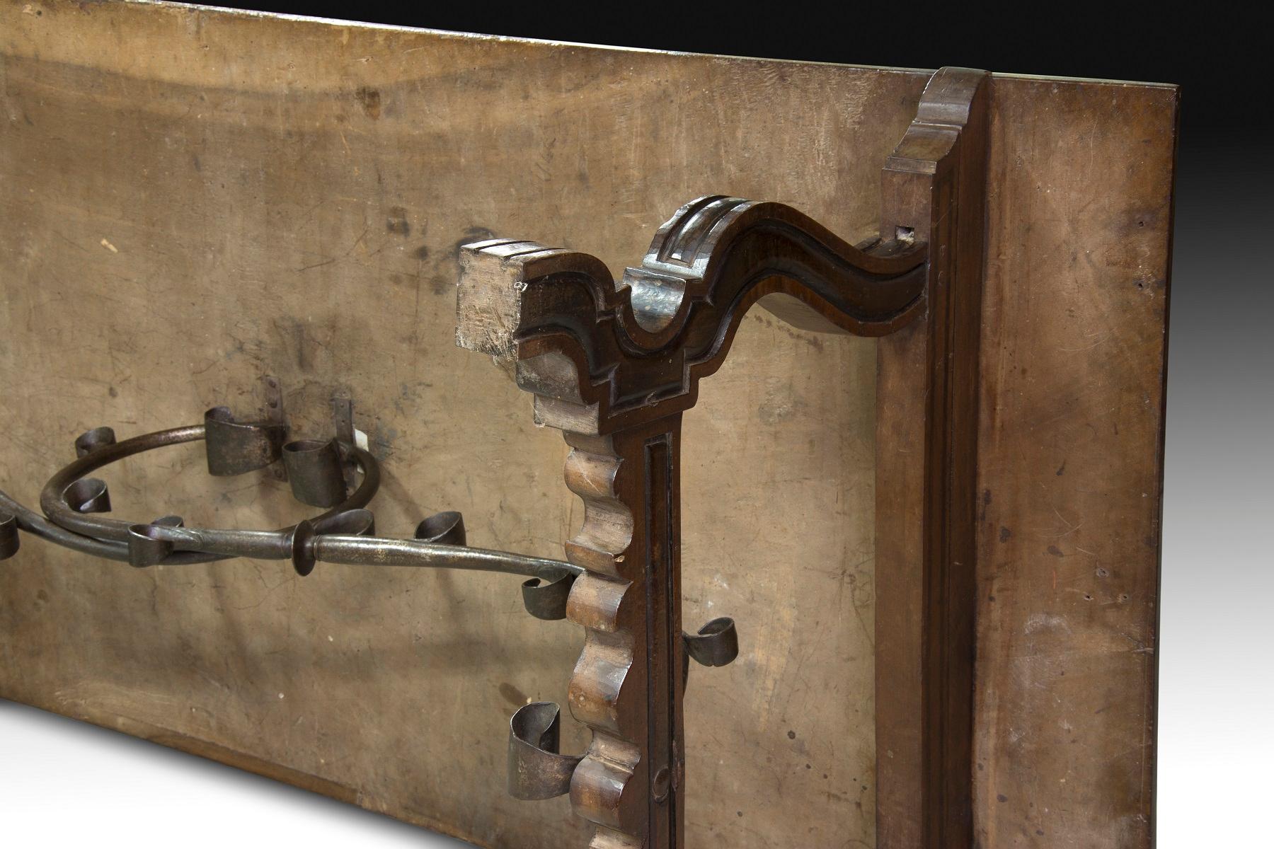 Table, Wood, Iron Fasteners, Spain, 18th Century In Good Condition For Sale In Madrid, ES