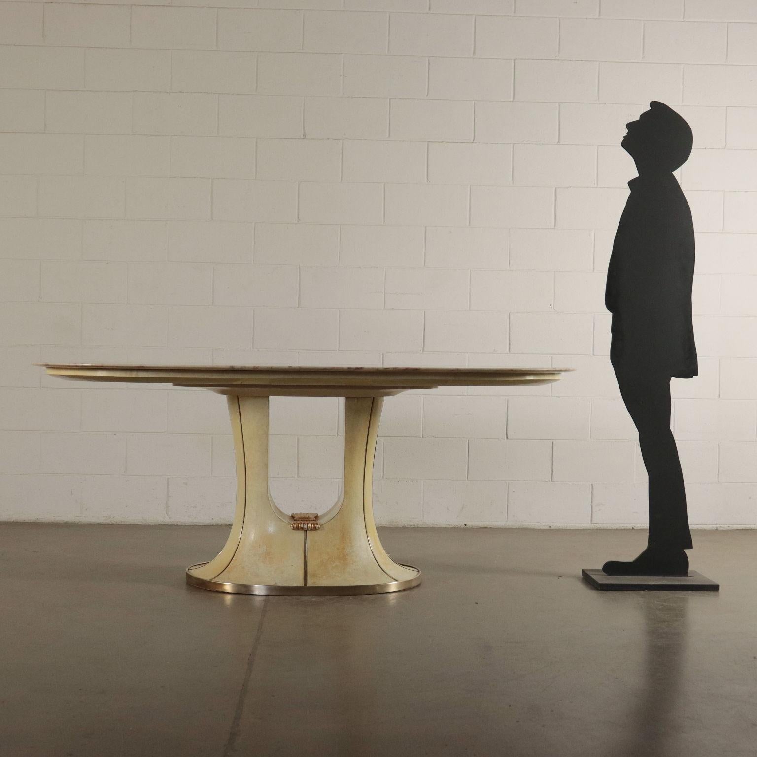 Table with wood base covered with parchment paper and brass profiles; decorations with carved and gilded wood, marble countertop.